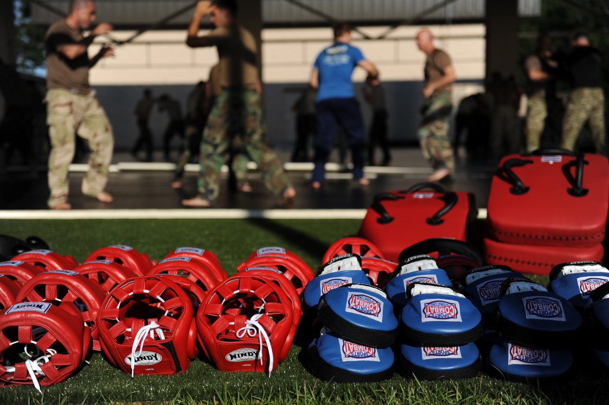 Airmen from the Special Tactics Training Squadron receive a combative class taught by Ultimate Fighting Championship Middleweight Alan Belcher June 8, 2010, at Hurlburt Field, Fla. The training prepared Airmen for hand-to-hand combat in the field. (U.S. Air Force photo/Staff Sgt. Desiree N. Palacios) 