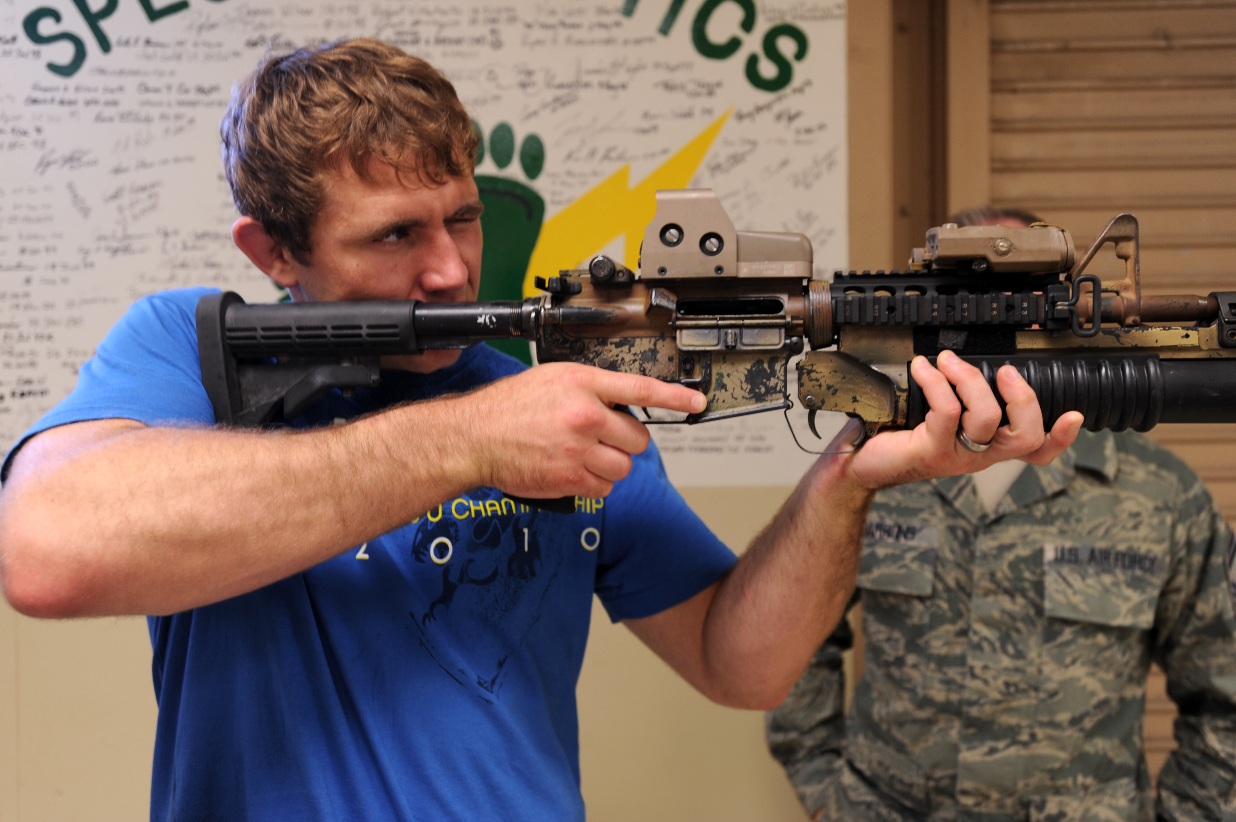 UFC fighter leads combatives class for STTS combat controllers > Air