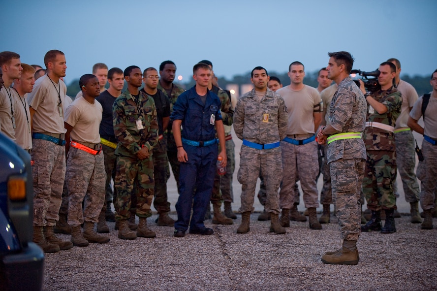 BARKSDALE AIR FORCE BASE, La. -- Col. Steven Basham, 2d Bomb Wing commander, speaks with maintenance Airmen at the end of a nuclear operational readiness exercise here June 10. The exercise was held to prepare Barksdale Airmen for the upcoming nuclear operational readiness inspection. (U.S. Air Force photo/Senior Airman Chad Warren)