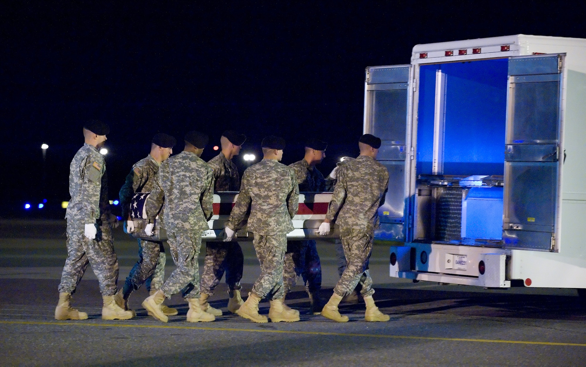 29 April 2010  USAF Photo by Jason Minto.  A U.S. Army carry team transfers the remains of Army SGT Keith A. Coe of Auburndale, FL. at Dover Air Force Base, Del., Apr 29, 2010. 