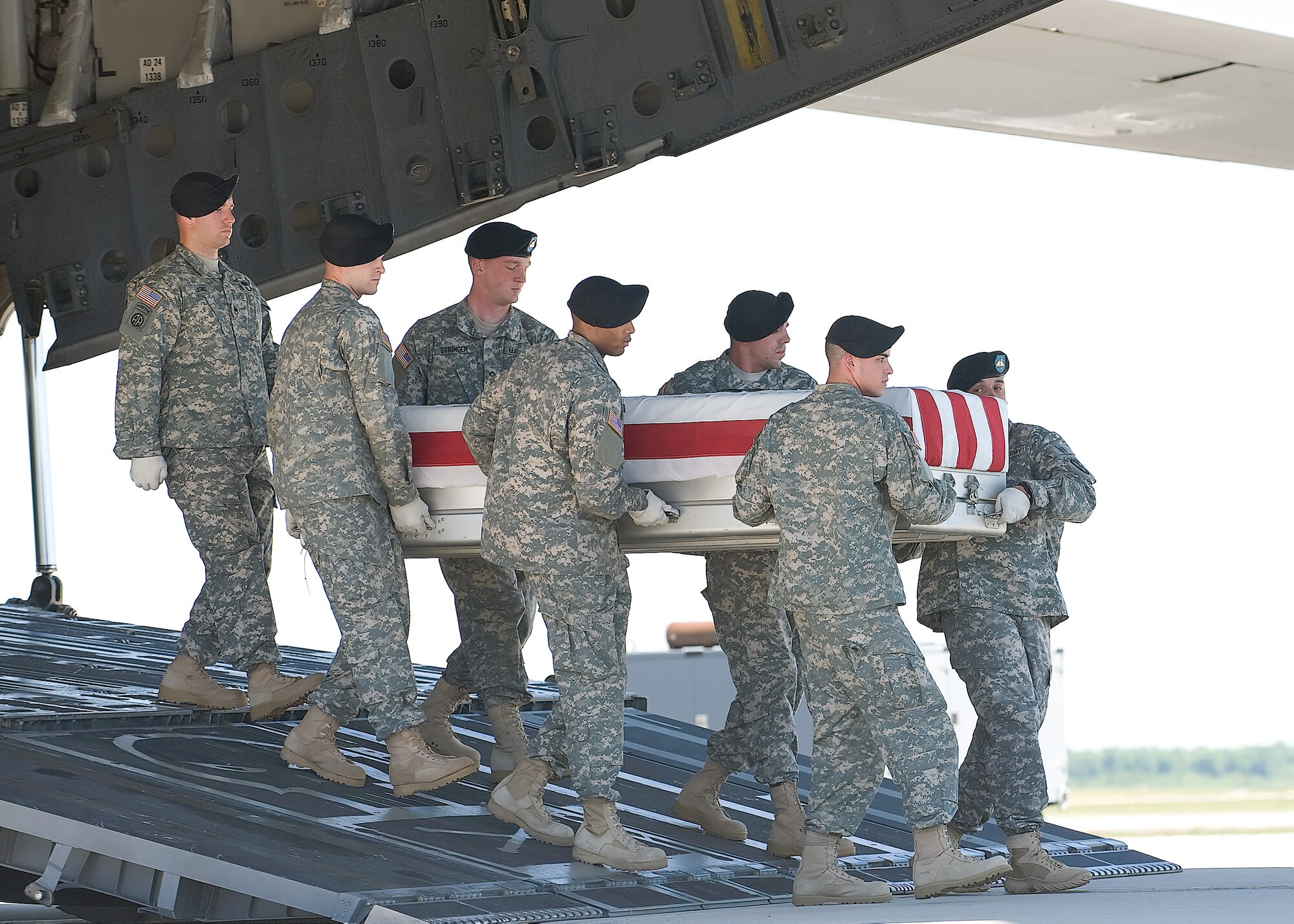 A U.S. Army carry team transfers the remains of Army SSgt Shane S. Barnard of Desmet, S.D., at Dover Air Force Base, Del., on May 20, 2010.  (U.S. Air Force photo/Brianne Zimny)
