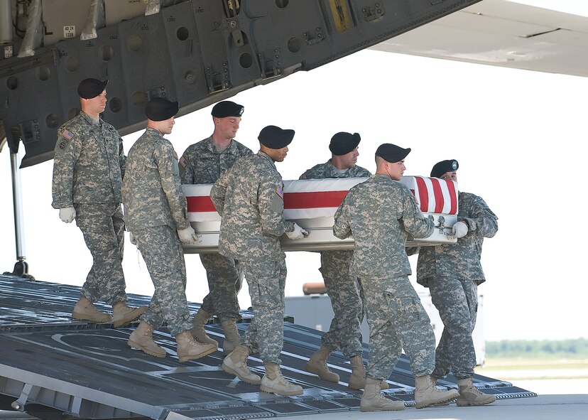 A U.S. Army carry team transfers the remains of Army SSgt Shane S. Barnard of Desmet, S.D., at Dover Air Force Base, Del., on May 20, 2010.  (U.S. Air Force photo/Brianne Zimny)