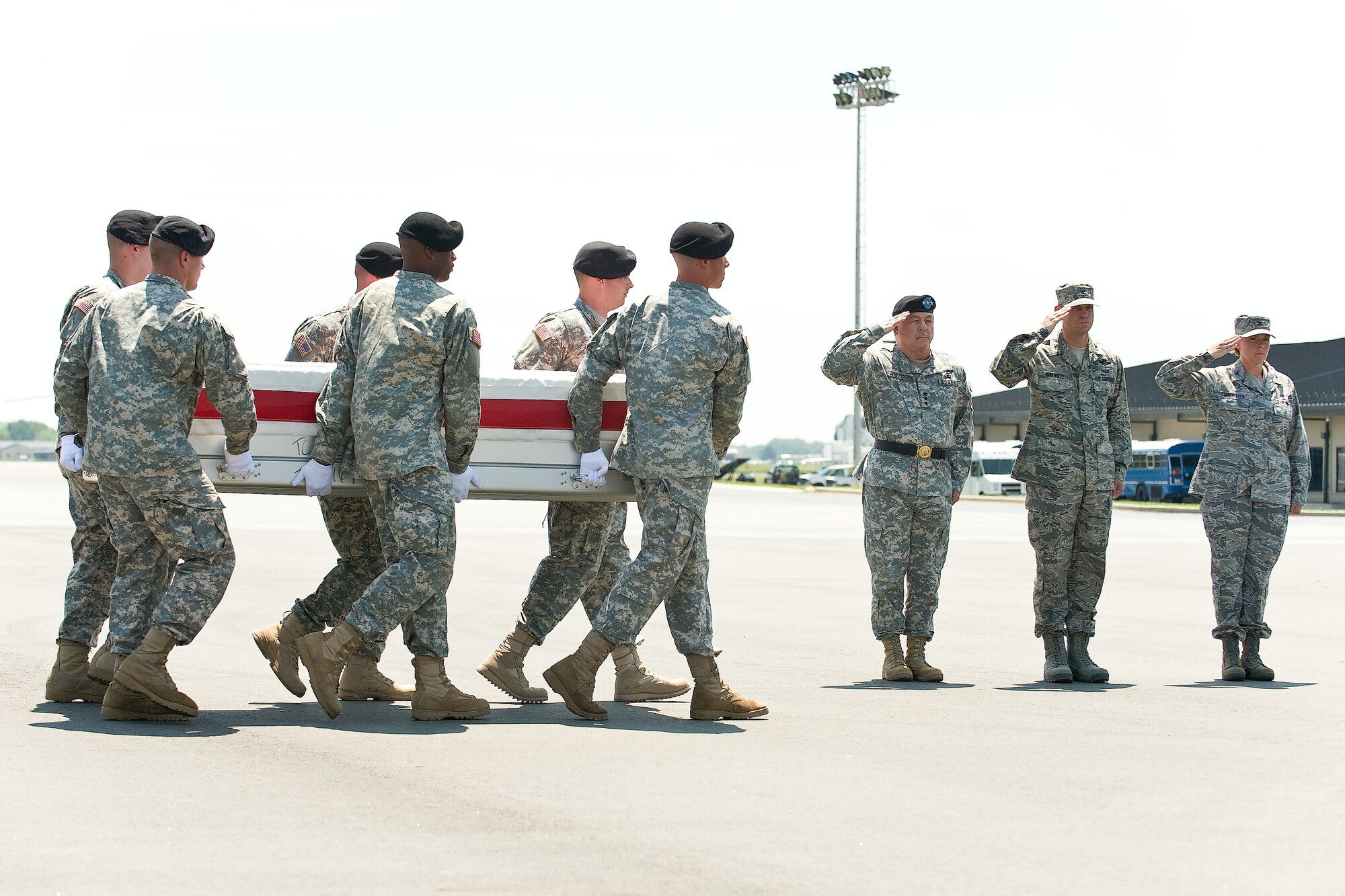A U.S. Army carry team transfers the remains of Army Spc. Jonathan K. Peney, of Marietta, Ga., at Dover Air Force Base, Del., June 3. Spc. Peney was assigned to 1st Battalion, 75th Ranger Regiment, Hunter Army Airfield, Ga. (U.S. Air Force photo/Roland Balik)