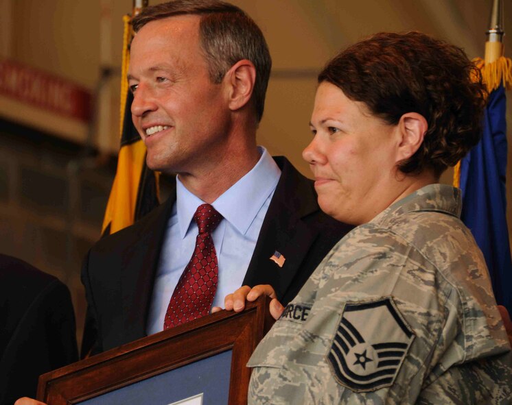 Maryland Gov. Martin O’Malley thanks U.S. Air Force Master Sgt. Tara Brown, 175th Logistics Readiness Squadron, Maryland Air National Guard, for her overseas service during a ceremony at Warfield Air National Guard Base, Baltimore, Md., June 13, 2010.  The men and women of the 175th Wing were commended for their service in the Global War on Terrorism over the past ten years. (U.S. Air Force photo by Staff Sgt. Benjamin Hughes/Released) 