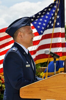Lt. Col. Randall Honke, new commander of the 624th Civil Engineer Squadron, addresses the audience and his squadron after a change of command change of command held at Aloha Aina Park, Joint Base Pearl Harbor Hickam, Hawaii, June 12, 2010. (U.S. Air Force photo/Master Sgt. Daniel Nathaniel III)