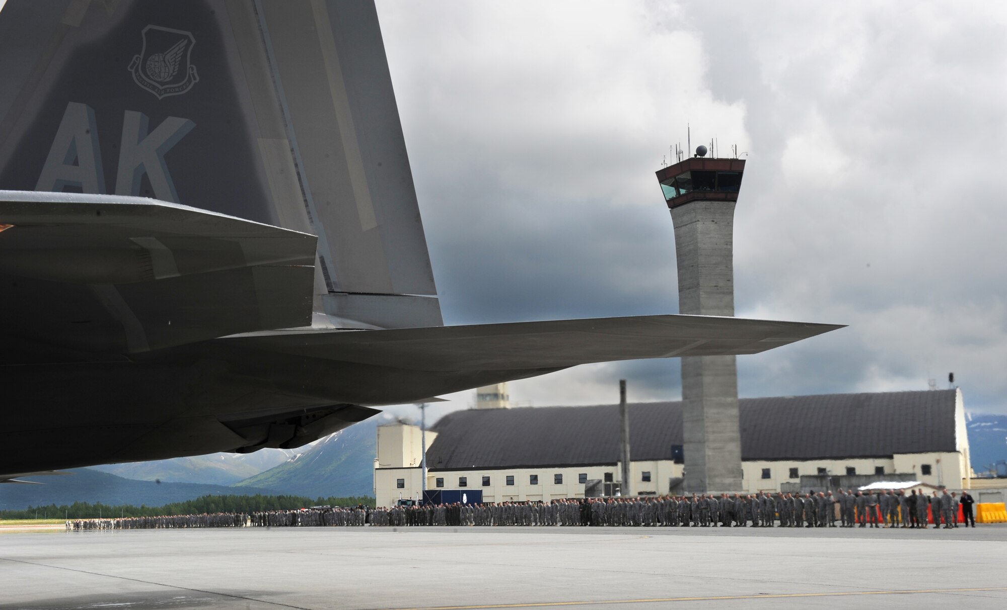 Airmen from the 3rd Wing watch as Brig. Gen. Thomas Bergeson, 3rd Wing commander, taxis on the flightline in an F-22 Raptor June 10 after his fini-flight. (Air Force photo by Senior Airman Cynthia Spalding)