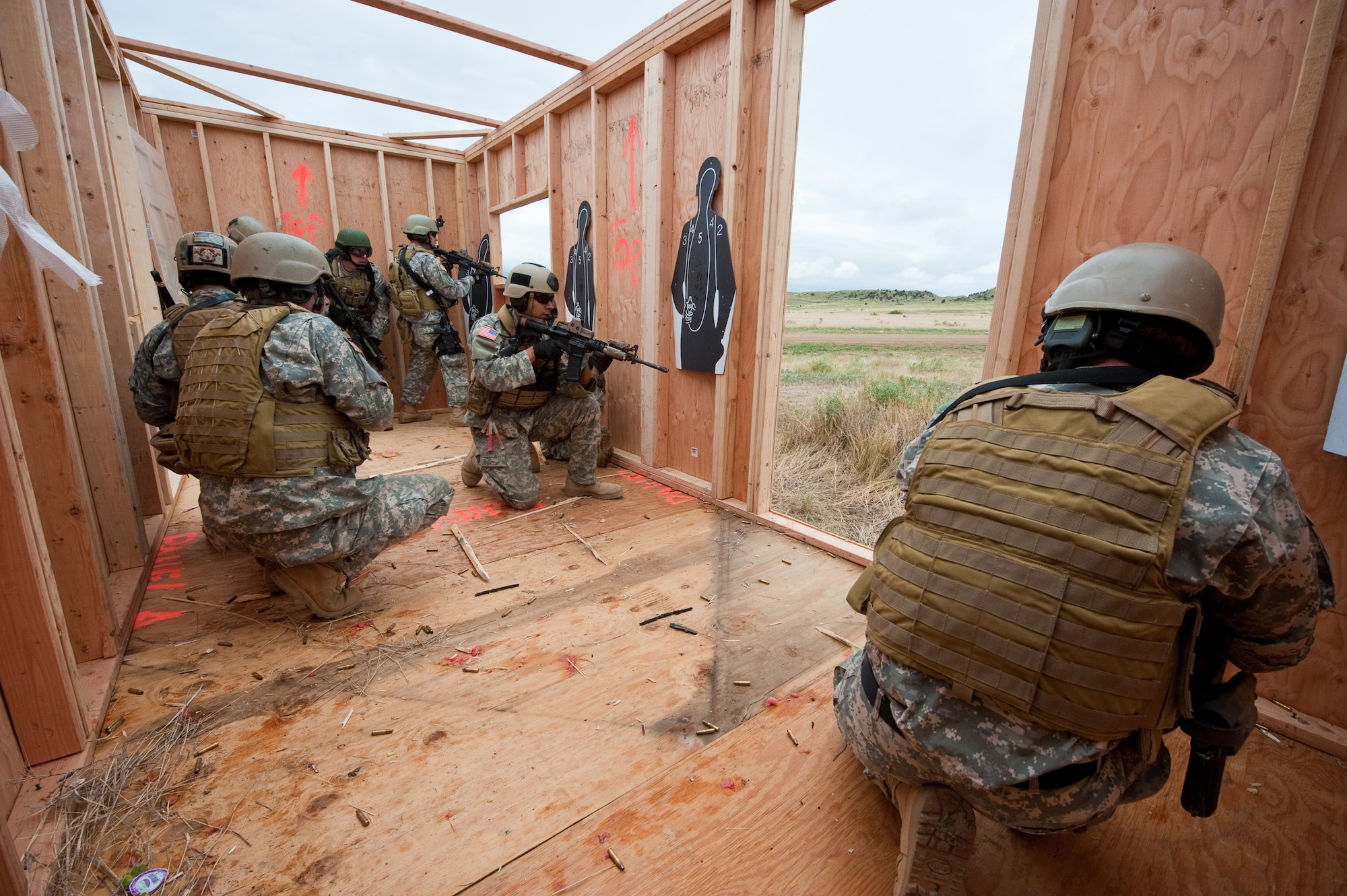 Colorado National Guard's 5th Battalion, 19th Special Forces Soldiers secure a structure while awaiting air extraction during a live fire demonstration at Fort Carson, Colo. June 12, 2010. (U.S. Air Force photo/Master Sgt. John Nimmo, Sr.)