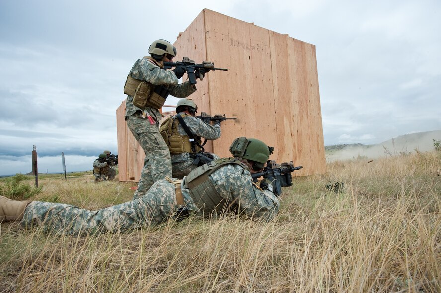 Colorado National Guard's 5th Battalion, 19th Special Forces Soldiers assault simulated targets during a live fire demonstration at Fort Carson, Colo. June 12, 2010. (U.S. Air Force photo/Master Sgt. John Nimmo, Sr.)