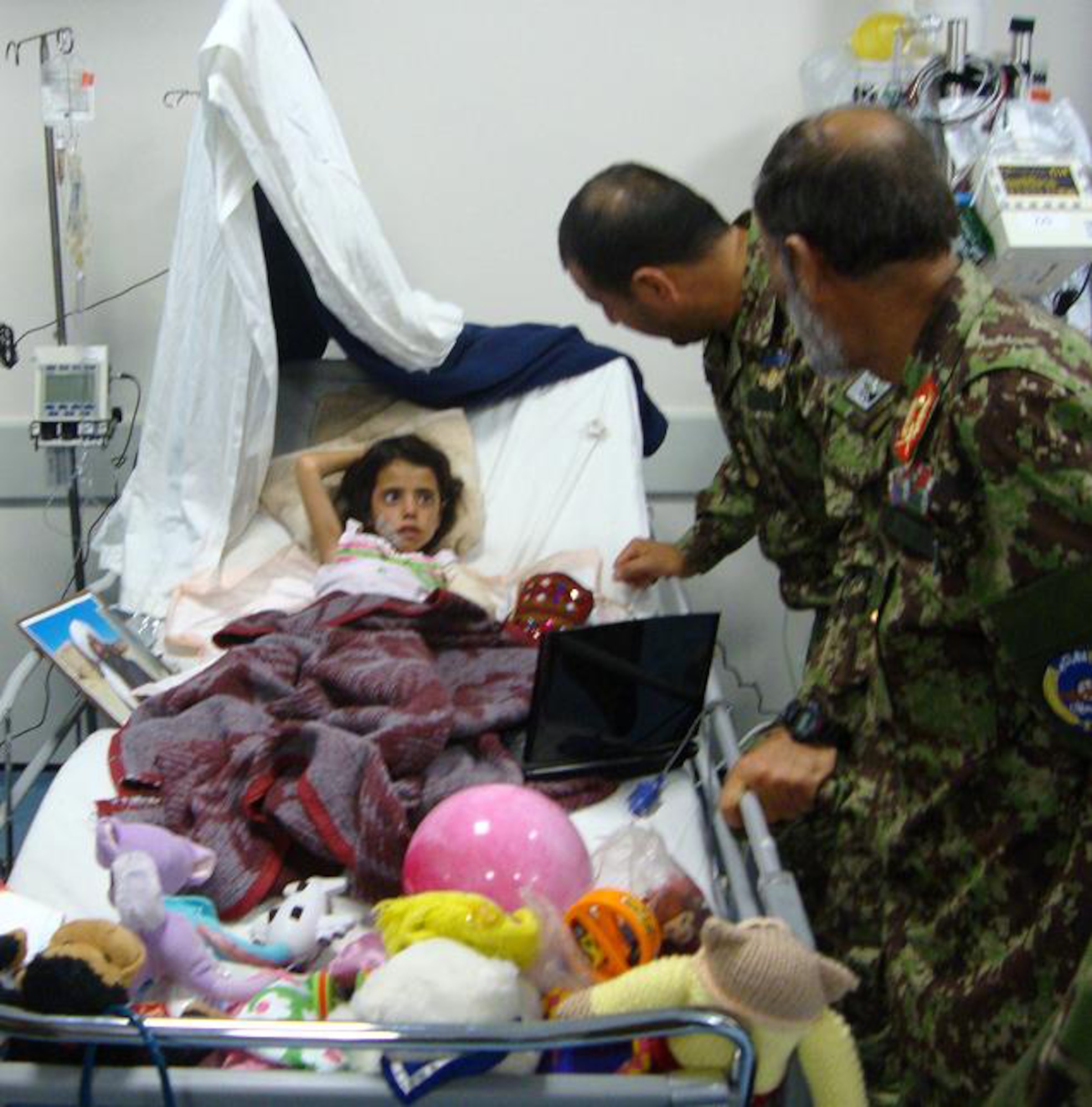 Maj. Gen. Sherzai meets with a 6-year old Pashtun girl from Helmand, recently injured by an insurgent IED, in the recently improved NATO Role III Hospital at Kandahar Airfield, Afghanistan. (U.S. Air Force photo/RELEASED).                            