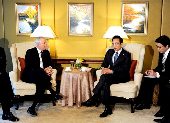 Dialog and cooperation: U.S. Secretary of Defense Robert M. Gates talks with Republic of Korea President Lee Myung-Bak at the 9th International Institute for Strategic Studies, June 2010. (U.S. Air Force photo)