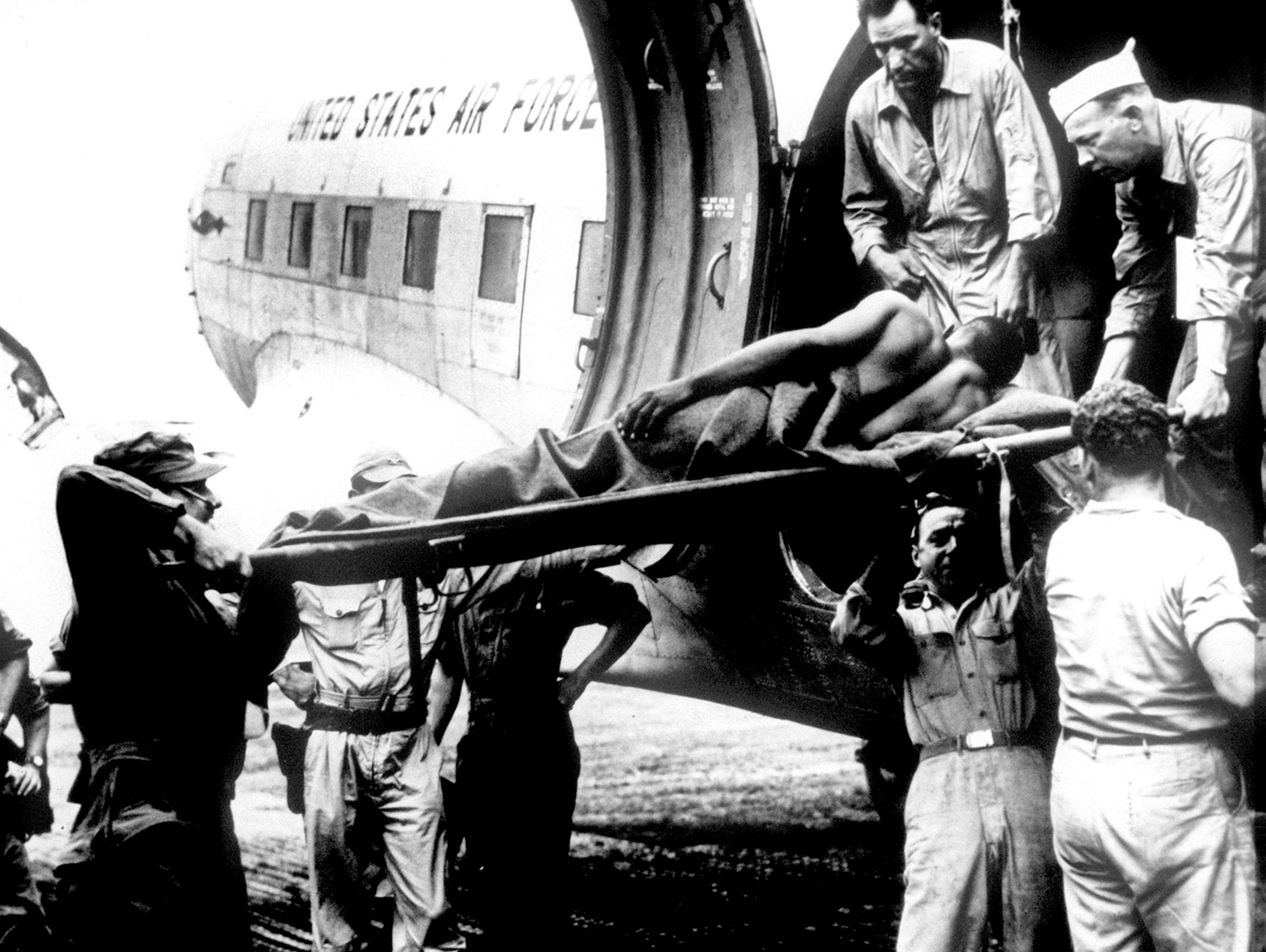 A U.S. casualty of the Korean War arrives in Japan aboard a U.S. Air Force C-47, July 1950. The U.S. Air Force Military Air Transport System took over moving patients. These flights were staffed by trained Air Force AE crews to safely transport casualties. (U.S. Air Force photo)