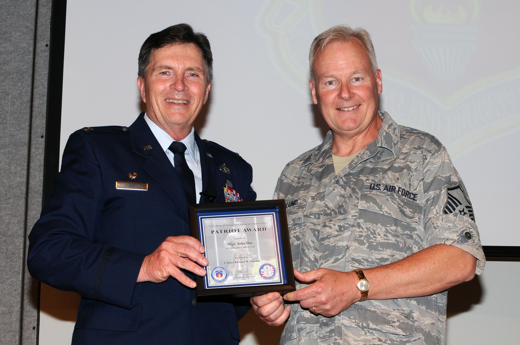 Commander unveils new patriot award > IGB Training & Education Center ...