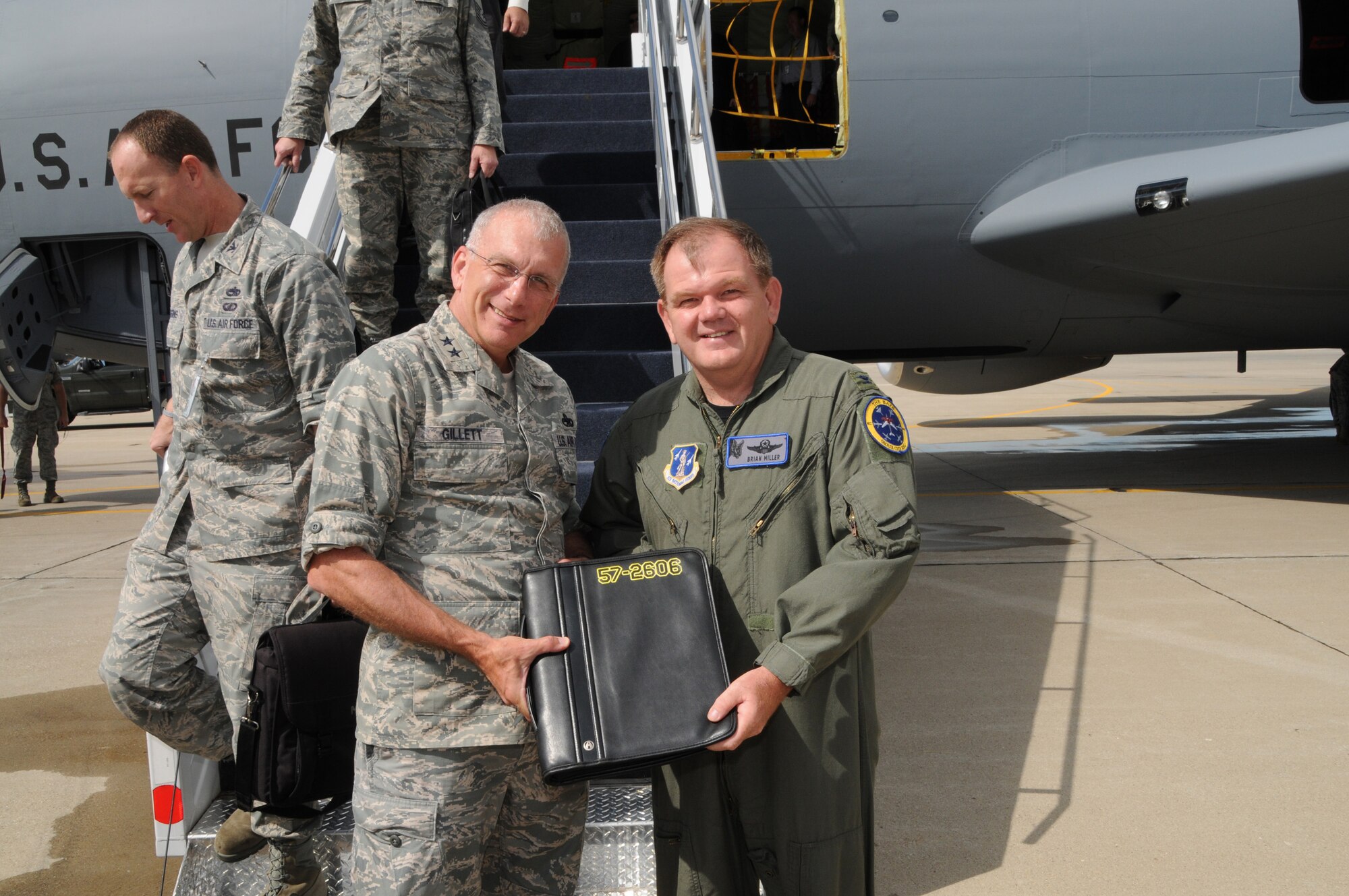 Major General P. David Gillett Jr. commander of the Oklahoma City Air Logistics Center, Tinker Air Force Base, OK returns KC-135 57-2606 to 185th Air Refueling Wing Commander Col Brian Miller. Gillett came along with a crew from Tinker AFB to deliver the recently refurbished KC-135 to the Air Refueling Wing here in Sioux City.
USAF Photo: MSgt Vincent De Groot 185th ARW Public Affairs (Released)
