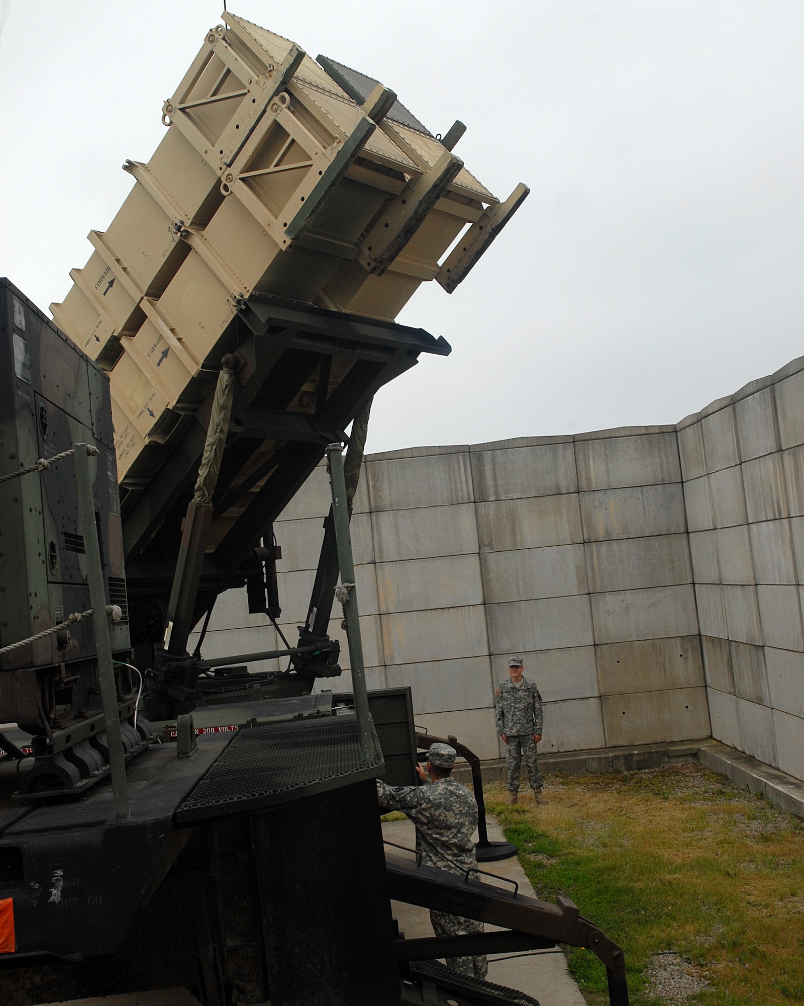 KUNSAN AIR BASE, Republic of Korea -- Private 1st Class Andrew Quintana, 2-1 Air Defense Artillery Alpha Battery patriot operator, rotates the Patriot Advanced Capability Launcher while Private 1st Class Ralph Collins checks for any malfunctions. All over Korea, Patriot Advanced Capability Launchers are used in defense of military installations. (U.S. Air Force photo/ Senior Airman Roy Lynch)