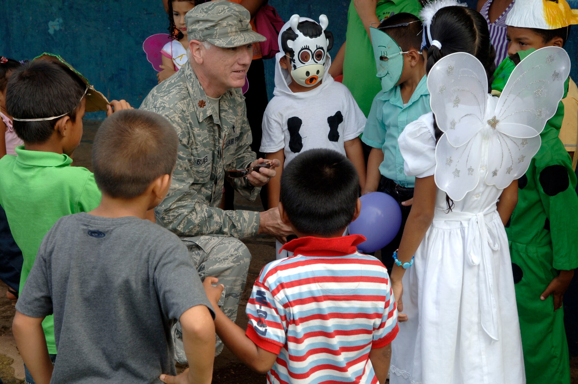 Maj. (Chaplain) Norris Burkes, 820th Expeditionary RED HORSE Squadron chaplain, talks with children from the Rio Iglesia elementary school June 24. Personnel from New Horizons Panama 2010 took time out of the construction schedule to support the school's conservation day festival. (U.S. Air Force photo/Tech. Sgt. Eric Petosky)