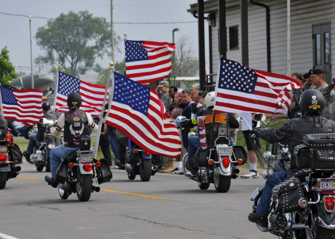The remains of Lance Cpl. Timothy G. Serwinowski 3rd Battalion, 6th Marine Regiment, 2nd Marine Division, II Marine Expeditionary Force arrive at the Niagara Falls Air Reserve Station, June 25, 2010, Niagara Falls, NY. Family, friends, military personnel and the Patriot Guard Riders were on hand at the base. (U.S. Air Force photo by Staff Sgt. Joseph McKee)