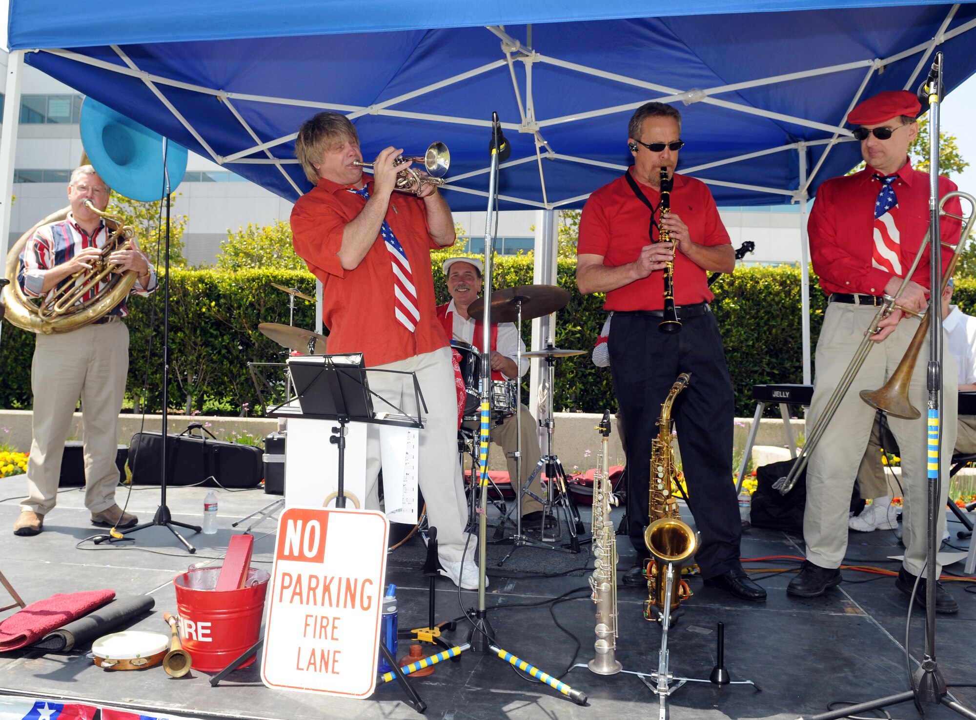 A Dixieland jazz band performs at the post-ceremony barbeque, June 23.  (Photo by Jim Gordon)