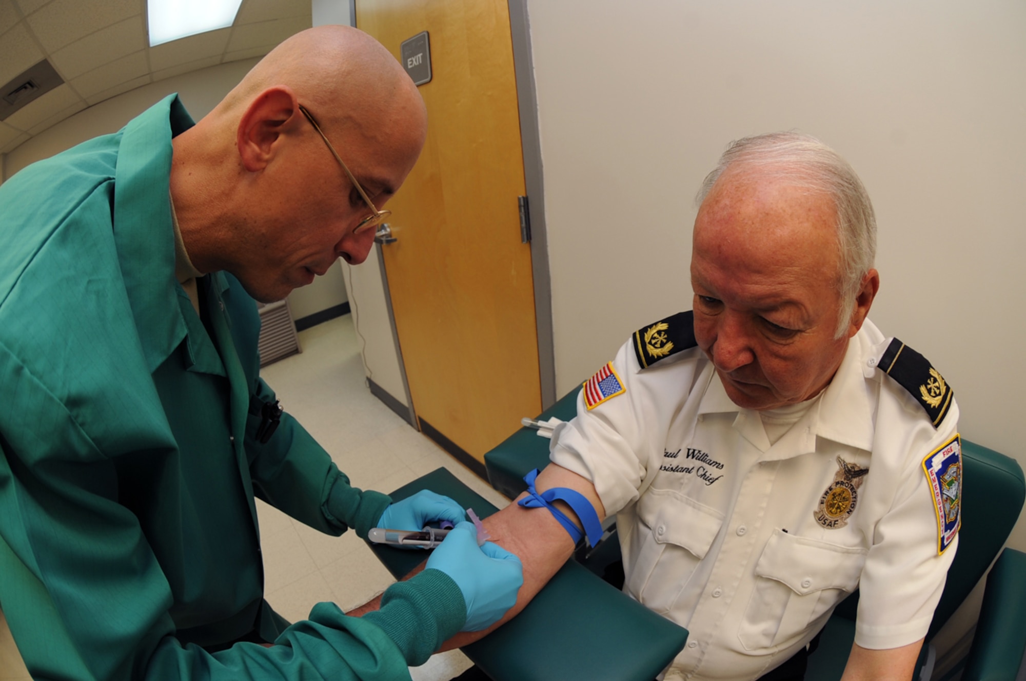 WHITEMAN AIR FORCE BASE, Mo., -- Tech. Sgt. Jason Levine, 509th Medical Squadron clinical laboratory technician, draws blood from Paul Williams, 509th Civil Engineer Squadron assistant fire chief, for routine checkup.(U.S. Air Force photo/Staff Sgt. Jason Huddleston)