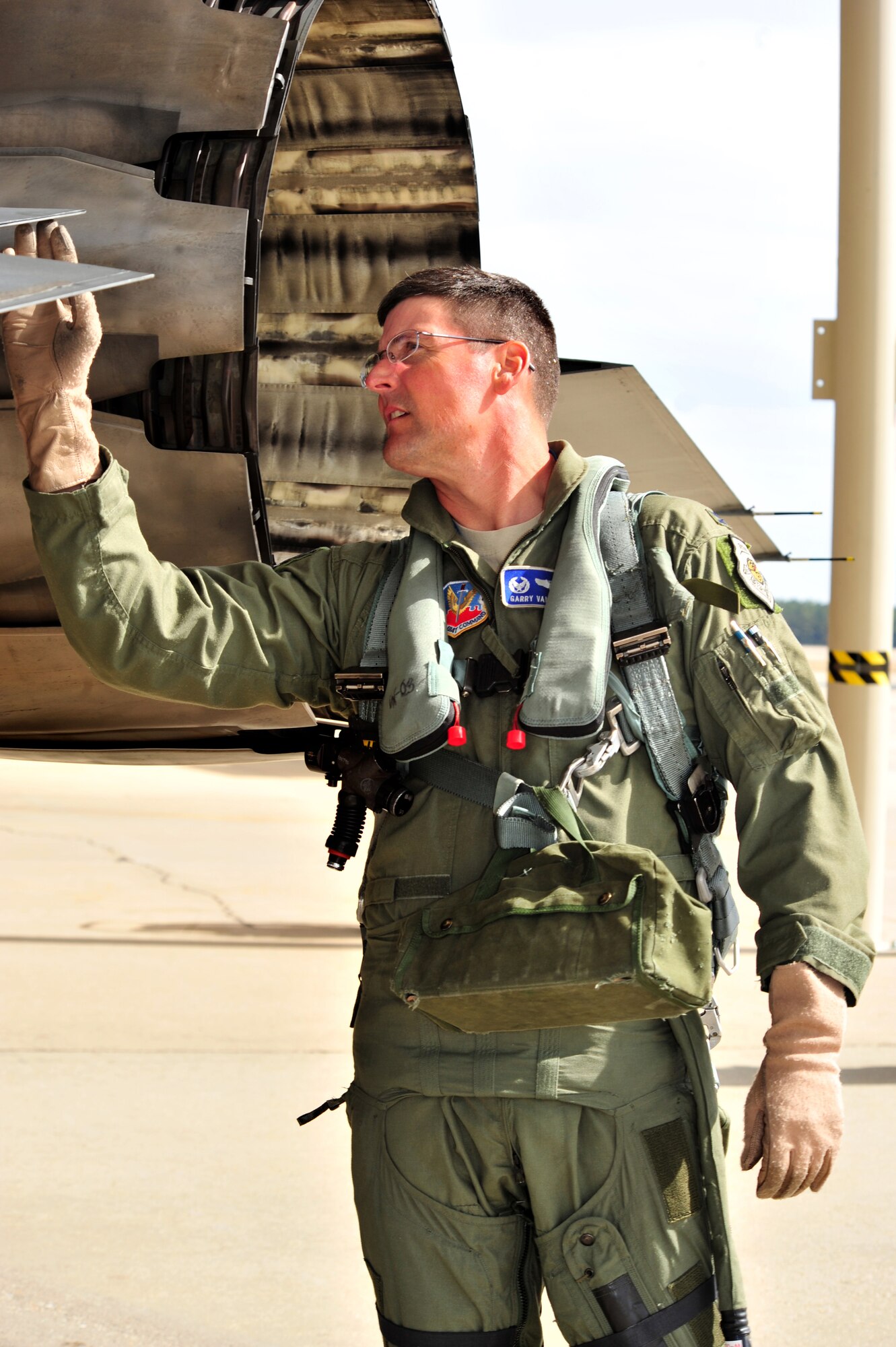 SHAW AIR FORCE BASE, S.C. -- Colonel David Van der Veer, Jr., 20th Operations Group commander, inspects his F-16 before taking off March 1. Reaching 3,000 hours of flight is a milestone in Col. Van der Veer's career. He is responsible for overseeing the daily operations of three F-16 fighter squadrons and an operations support squadron. In that capacity he plans, organizes and oversees more than 375 Airmen, while ensuring each squadron is ready to deploy worldwide and execute national policy. (U.S. Air Force photo/Airman 1st Class Amber E. N. Jacobs)