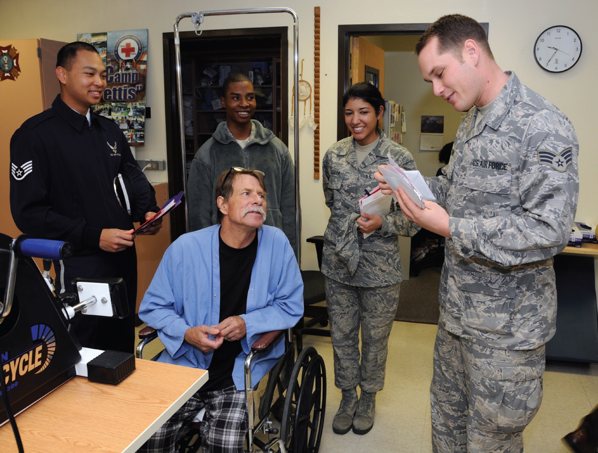 Senior Airman Ryan Dennis, 163d Aircraft Maintenance Squadron, gives a valentine card to stroke victim, Steven Shriler. Members of the 163rd Reconnaissance Wing visited the Loma Linda Veteran’s Affairs Medical Center to pass out valentine cards, Feb. 10 as part of the National Salute to Hospitalized Veterans. (U.S. Air Force photo by Staff Sgt. Paul Duquette)