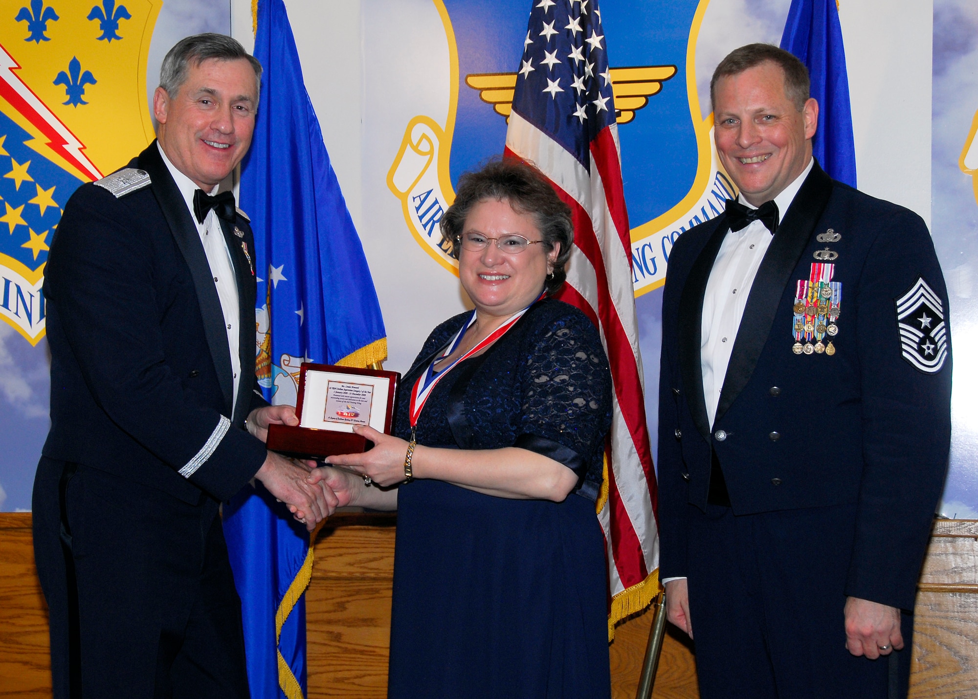 Brig. Gen. O.G. Mannon, 82nd Training Wing commander, presents Linda Howard, 82nd Force Support Squadron, with the Civilian Supervision Category I of the Year award March 5 during the 2009 82nd TRW Annual Awards banquet. Also pictured is wing Command Chief, Chief Master Sgt. Kenneth Sallinger. (U.S. Air Force photo/Harry Tonemah) 