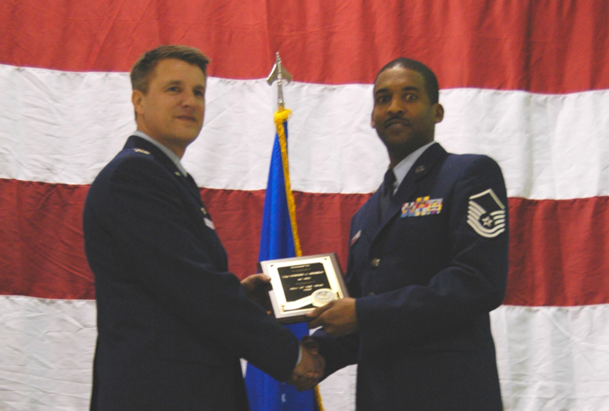 Colonel Heath J. Nuckolls, commander, 94th Airlift Wing, presents the 2009 Non-commissioned Officer of the Year award to Master Sgt. Edward J. Kennedy, resource manager, 94th Aeromedical Evacuation Squadron at the wing commander’s call March 6. (U.S. Air Force photo/Staff Sgt. Samuel H. Hunt)