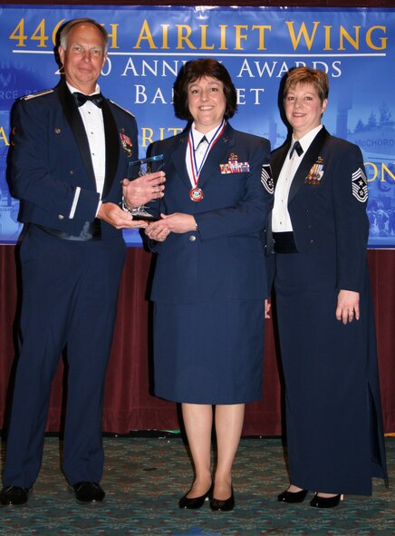 JOINT BASE LEWIS-MCCHORD, Wash.- Master Sgt. Carla Hutchinson, center, 446th Maintenance Squadron here, stands with 446th Airlift Wing commander, Col. William Flanigan, left, and 446th AW command chief, Chief Master Sgt. Gloria Bennett, who presented her with the 2009 446th Airlift Wing Senior NCO of the Year Award at the 446th AW Annual Awards Banquet at the McChord Consolidated Clubs here March 6. Sergeant Hutchinson was the 2009 senior NCO winner for the fourth quarter. (U.S. Air Force photo/Tech. Sgt. Heather Normand)