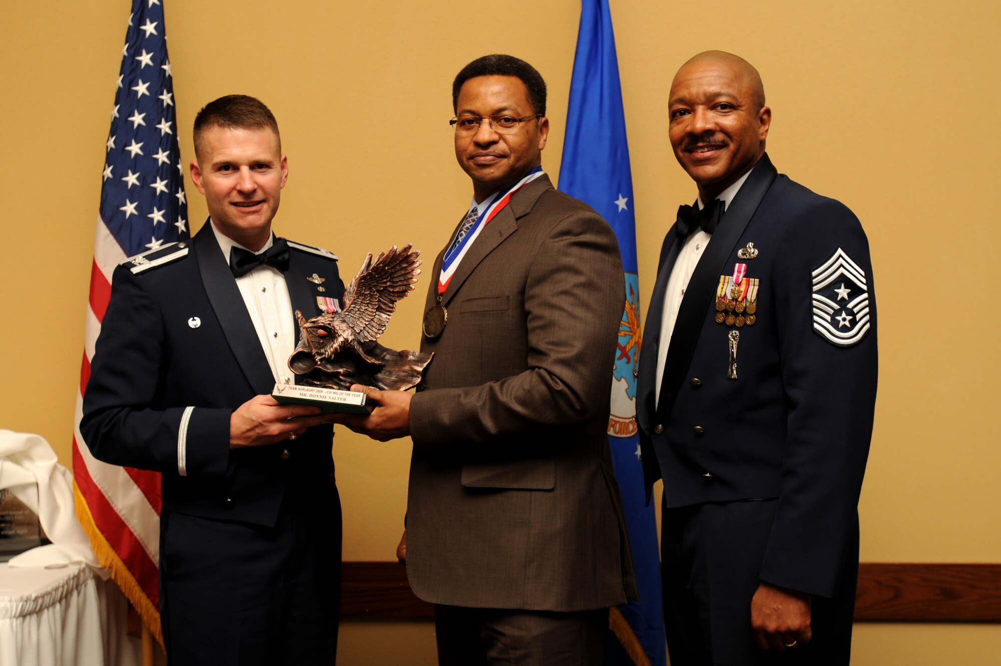 Donnie Salter, 1st Special Operations Communication Squadron, center, accepts the wage grade category award from Col. Greg Lengyel, 1st Special Operations Wing commander, and Chief Master Sgt. Dexter Mitchell, 1st SOW command chief, at the 2009 Annual Team Hurlburt Awards Banquet at the Hurlburt Field Soundside Club Mar. 4. (U.S. Air Force photo by Senior Airman Matthew Loken)