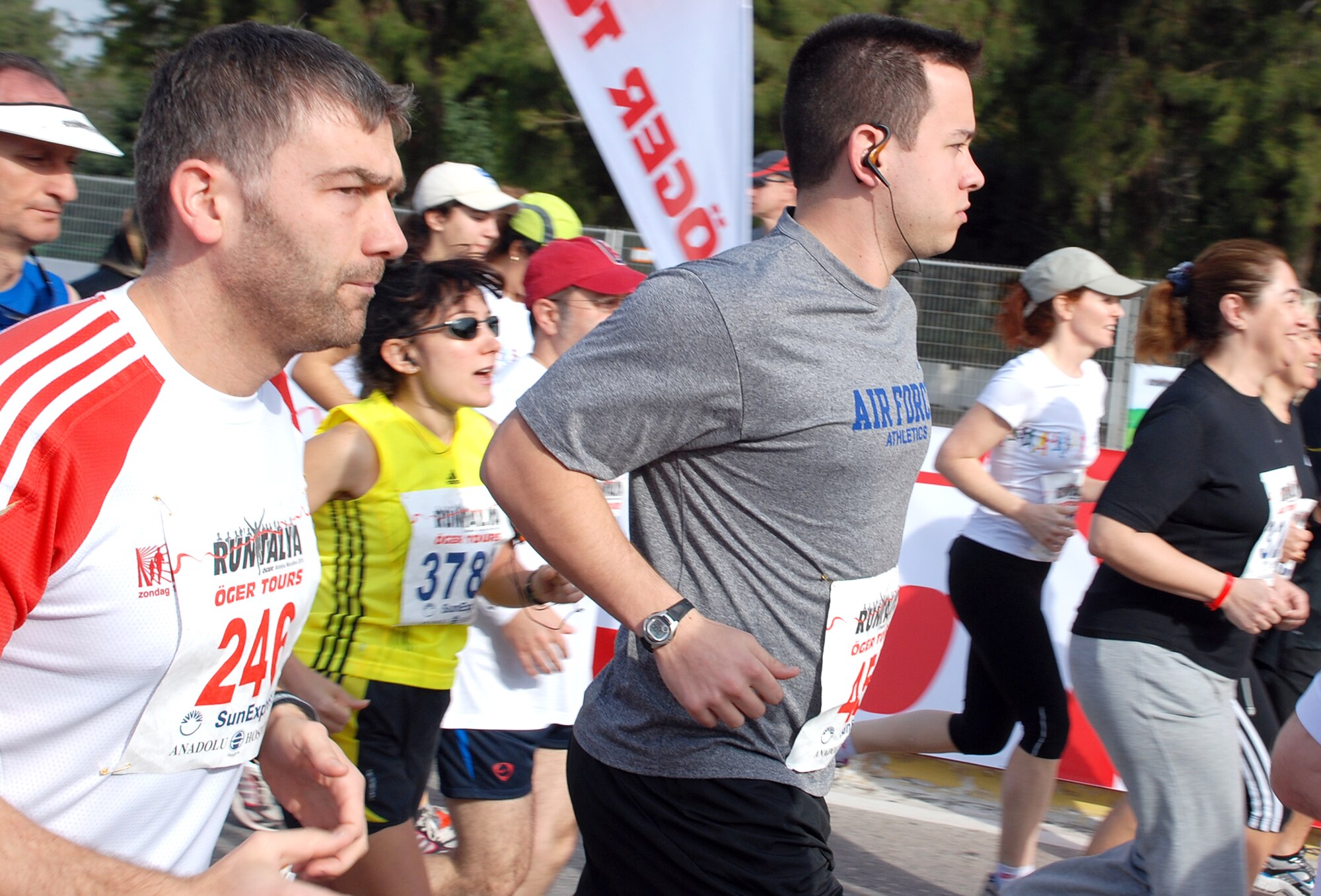 Second Lt. Zach Van Valkenburg, 39th Operations Squadron, begins the Runtalya Marathon among a sea of participants Sunday, March 7, 2010 in Antalya, a city in the southern province of Turkey. About 7,000 people, including 11 Incirlik members, participated in the event which included a full marathon, half marathon, 10K race and fun run. Lieutenant Van Valkenburg, a first time marathon runner, ran the full, 26.2 mile marathon with a time of 4:06:06. (U.S. Air Force photo/Senior Airman Alex Martinez) 