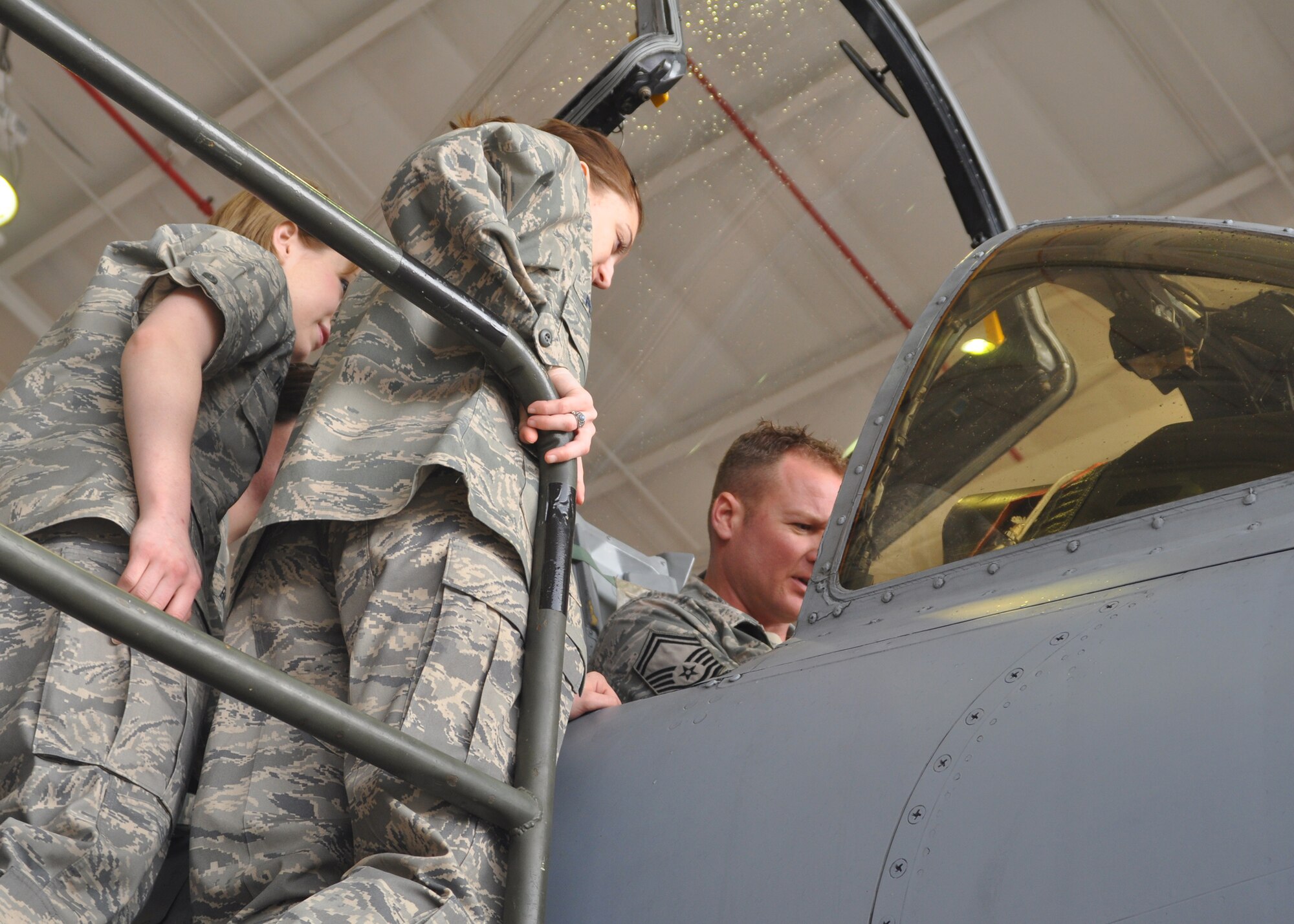 Senior Master Sgt. Kyle K. Graff, an overhaul supervisor for the 71th Aircraft Maintenance Squadron on Barksdale Air Force Base, La., briefs the capabilities and particulars of an A-10 Thunderbolt II in order to educate a group of Reserve Officer Training Corps students from the University of Memphis during a tour of Barksdale March 9, 2010. The 2nd Bomb Wing on Barksdale facilitated the tour for the university with support from the 917th Wing.  (U.S. Air Force Photo/Senior Airman Crystal Marie Jordan)

