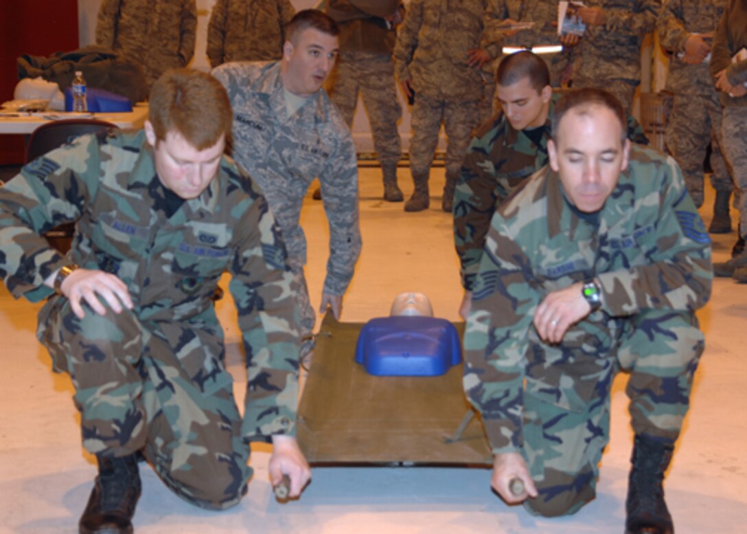 GRISSOM AIR RESERVE BASE, Ind. -- As a general rule, for transporting an injured Airman on a litter, have one person give instructions so actions will be performed in unison. Here Master Sgt. Bradley Marcum, 434th Aerospace Medicine Squadron medical technician, gives a preparatory command to Master Sgt. Mike Dardini, 434th AMDS immunizations specialist, Staff. Sgt. Michael Allen, 434th AMDS health service apprentice, and Senior Airman Joseph Logan, 434th AMDS dental assistant. (U.S. Air Force photo/Senior Airman Carl Berry)