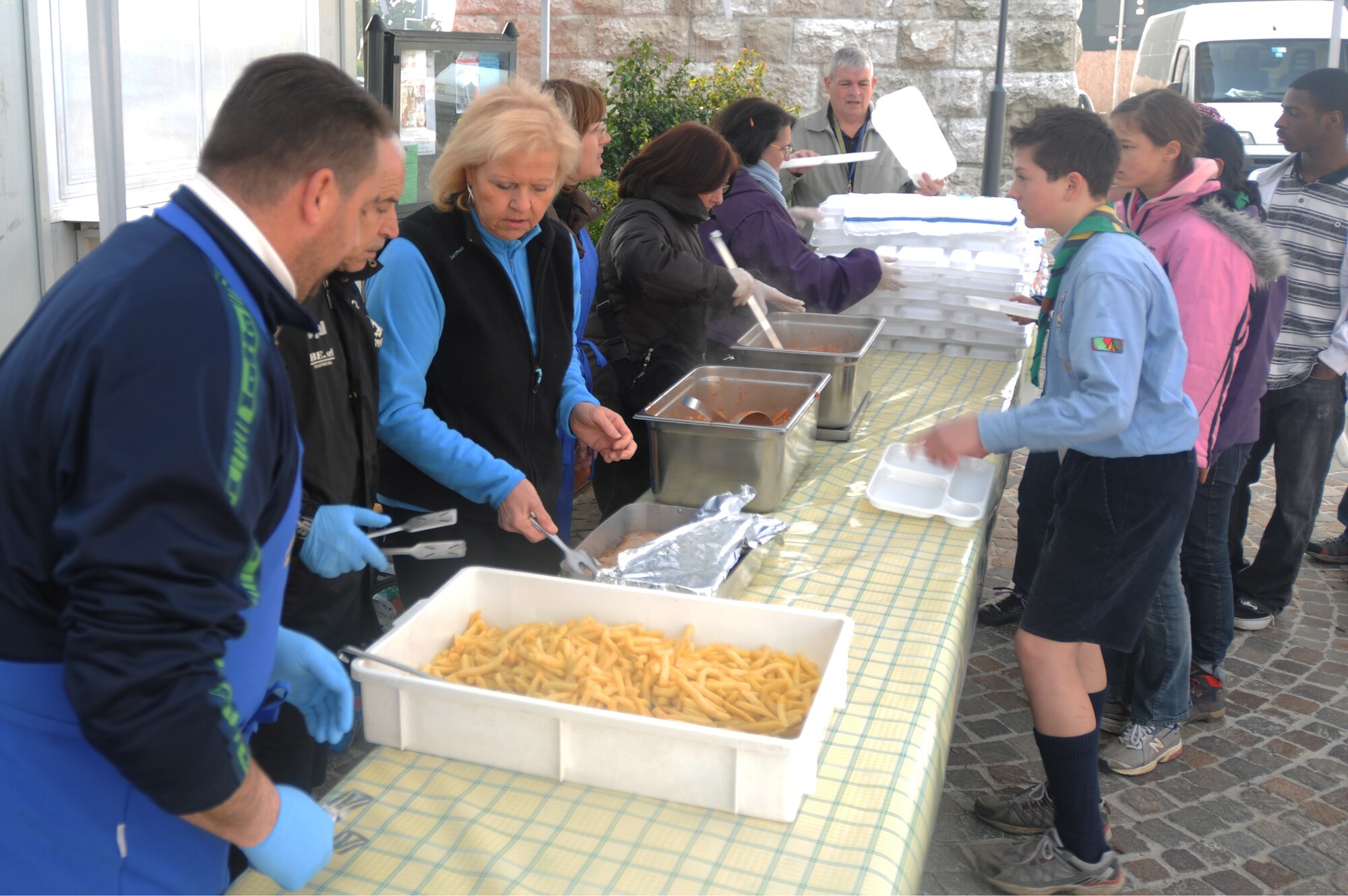 Local Italian nationals serve a pasta meal for the volunteers of Ecological
Day March 15 at the Aviano Square. More than 170 Aviano Airmen and civilians
enjoyed a free dinner for their help with the local Aviano Community during
Ecological day. (U.S. Air Force photo/Airman LaVel Sterling)