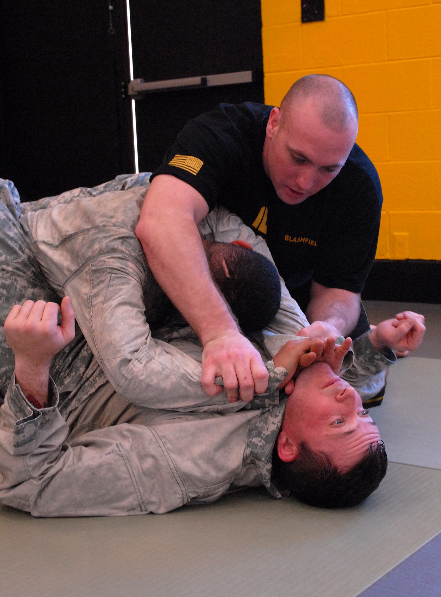 Army Sgt. Stephen Blashfield, from Union Beach, N.J., instructs Sgt.
Milton Guzman, center, from Manhattan, N.Y., as he attempts to "pass the
guard" of Sgt. 1st Class Adam Bills, from Ligonier, Pa.  Gaining the
dominant body position over the opponent is one of the three basic
fighting principles taught during the 40-hour level one Modern Army
Combatives Program certification by 1-309th Regiment, 72nd FA Bde MACP
instructor trainers. (U.S. Army photo/Sgt. Nicole Dykstra )
