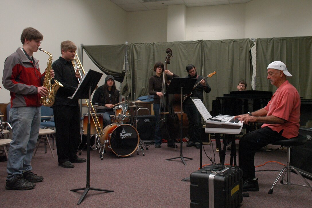 ELMENDORF AFB, Alaska -- During a recent visit to the USAF Band of the Pacific Alaska, jazz fusion keyboardist Tom Coster took time to visit the music students at the University of Alaska Anchorage, where he presented two master classes for them.  Mr Coster also worked with the Greatlanders jazz band of the Band of the Pacific, and presented a concert with them at UAA.  (U.S. Air Force photo by SSgt Leo Smith)
