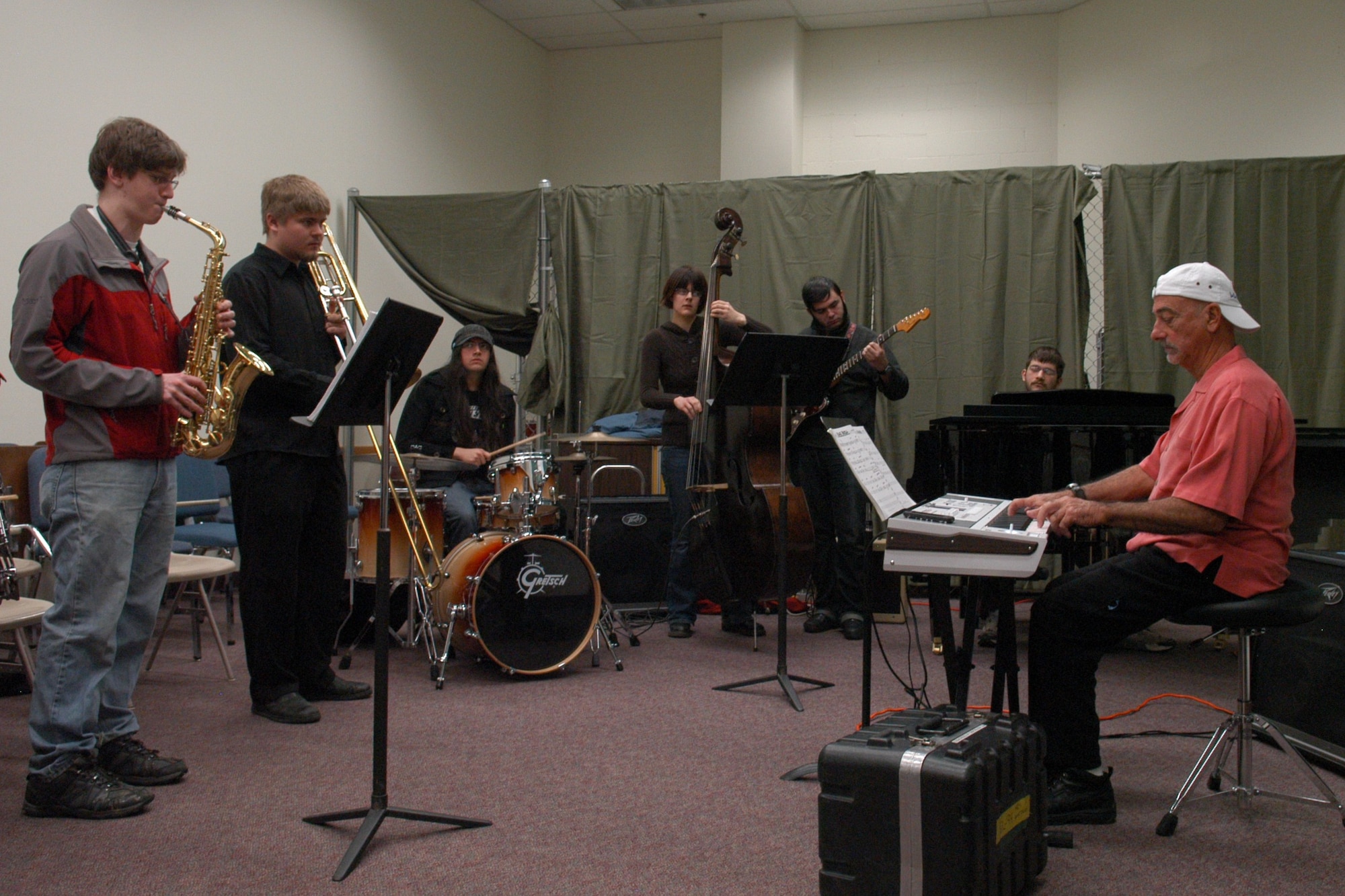 ELMENDORF AFB, Alaska -- During a recent visit to the USAF Band of the Pacific Alaska, jazz fusion keyboardist Tom Coster took time to visit the music students at the University of Alaska Anchorage, where he presented two master classes for them.  Mr Coster also worked with the Greatlanders jazz band of the Band of the Pacific, and presented a concert with them at UAA.  (U.S. Air Force photo by SSgt Leo Smith)
