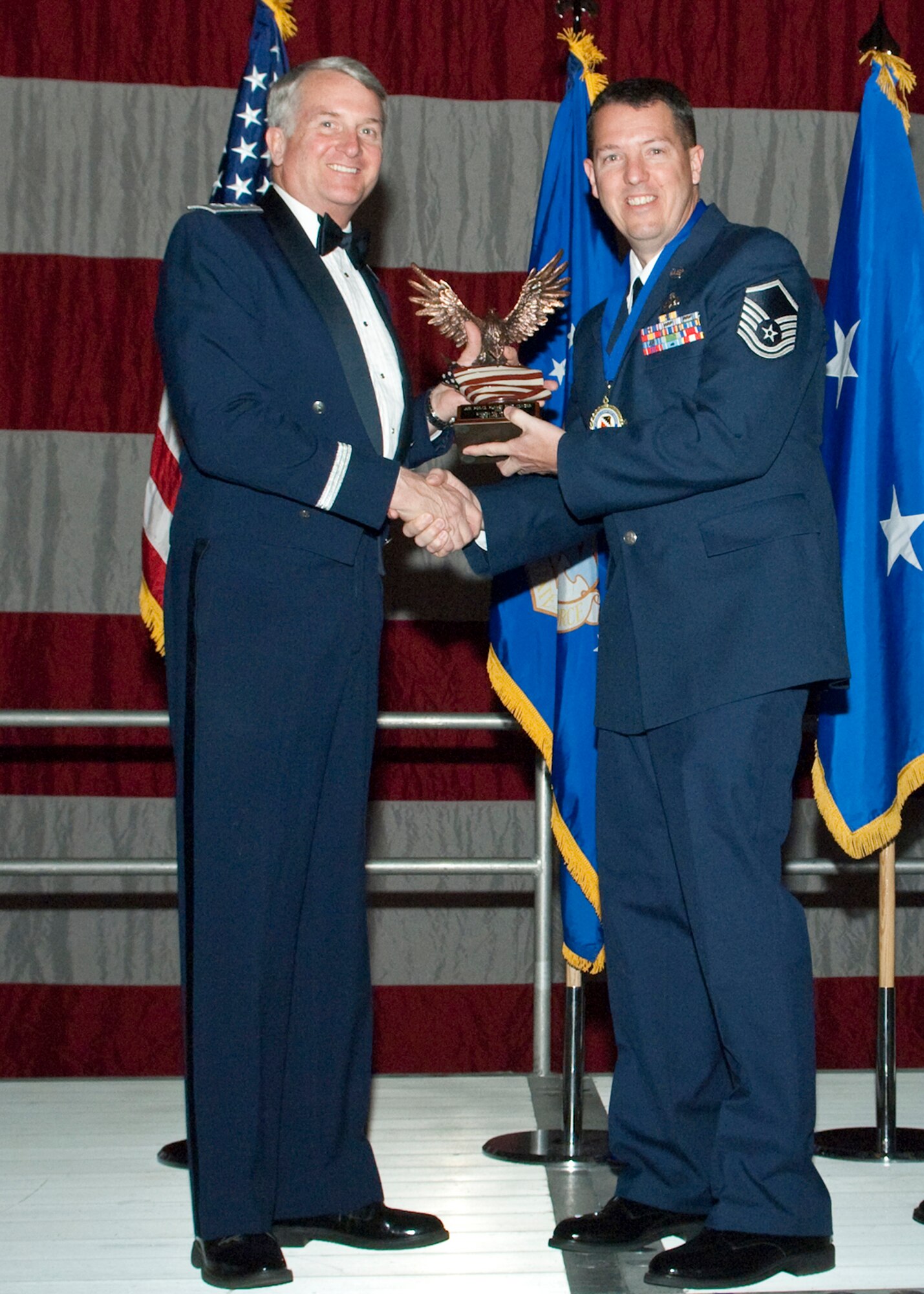 Master Sgt. Daren C. Wilson, 412th Logistics Test Squadron Jet Engine Propulsion master instructor, receives Enlisted Individual Mobilization Augmentee of the Year Award during the Air Force Flight Test Center Annual Awards ceremony March 12. (Air Force photo/Mike Yncera)
