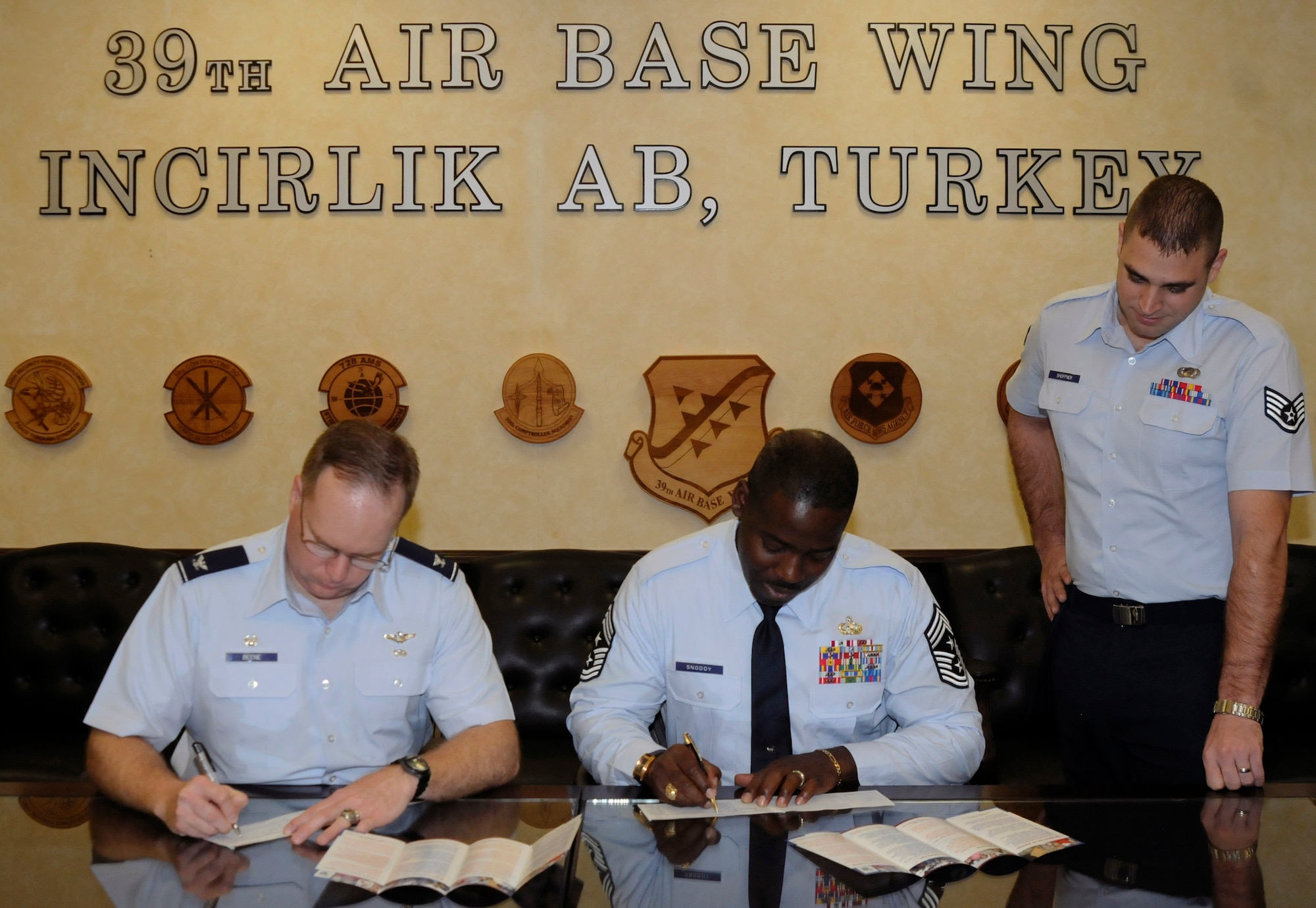 (Left to right) Col. Eric Beene, 39th Air Base Wing commander, and Chief Master Sgt. Marcus Snoddy, 39th ABW command chief, kick off the Air Force Assistance Fund campaign as the first Airmen on base to contribute while Staff Sgt. Bruce Shoffner, the wing staff agency and 39th Comptroller Squadron AFAF representative, stands by for any questions Monday, March 15, 2010 at Incirlik Air Base, Turkey. The AFAF campaign is now through April 23, raising money for the Air Force Aid Society, Air Force Village Foundation, Air Force Enlisted Village and the General and Mrs. Curtis E. LeMay Foundation. Incirlik’s AFAF monetary goal for 2010 is $27,343. (U.S. Air Force photo/Airman 1st Class Amber Ashcraft)