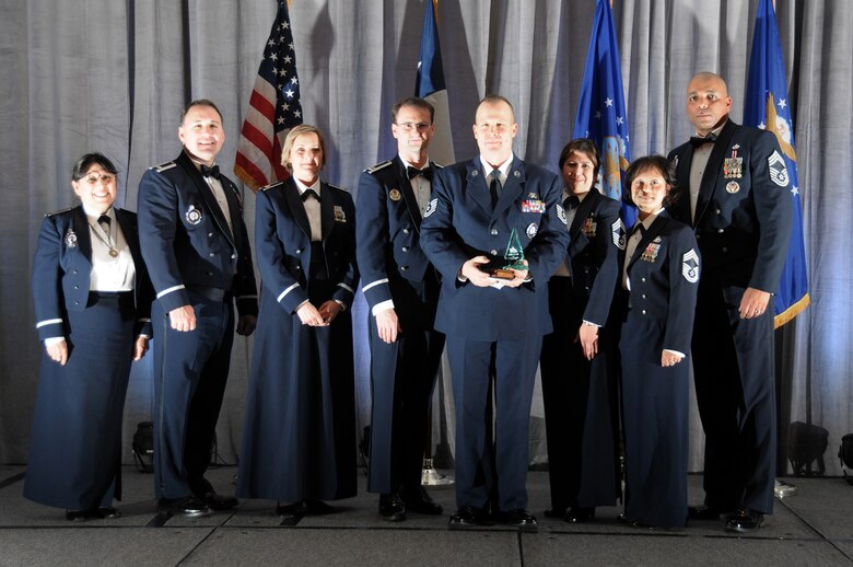Tech. Sgt Paul Havran (center) of the 132nd Fighter Wing, Force Support Squadron, Iowa Air Nationl Guard, was awarded "Rookie Retention Office Manager of the Year" during Air Guard's annual Recruiting and Retention Training Workshop held in Dallas, Texas. (ANG photo)(released) 