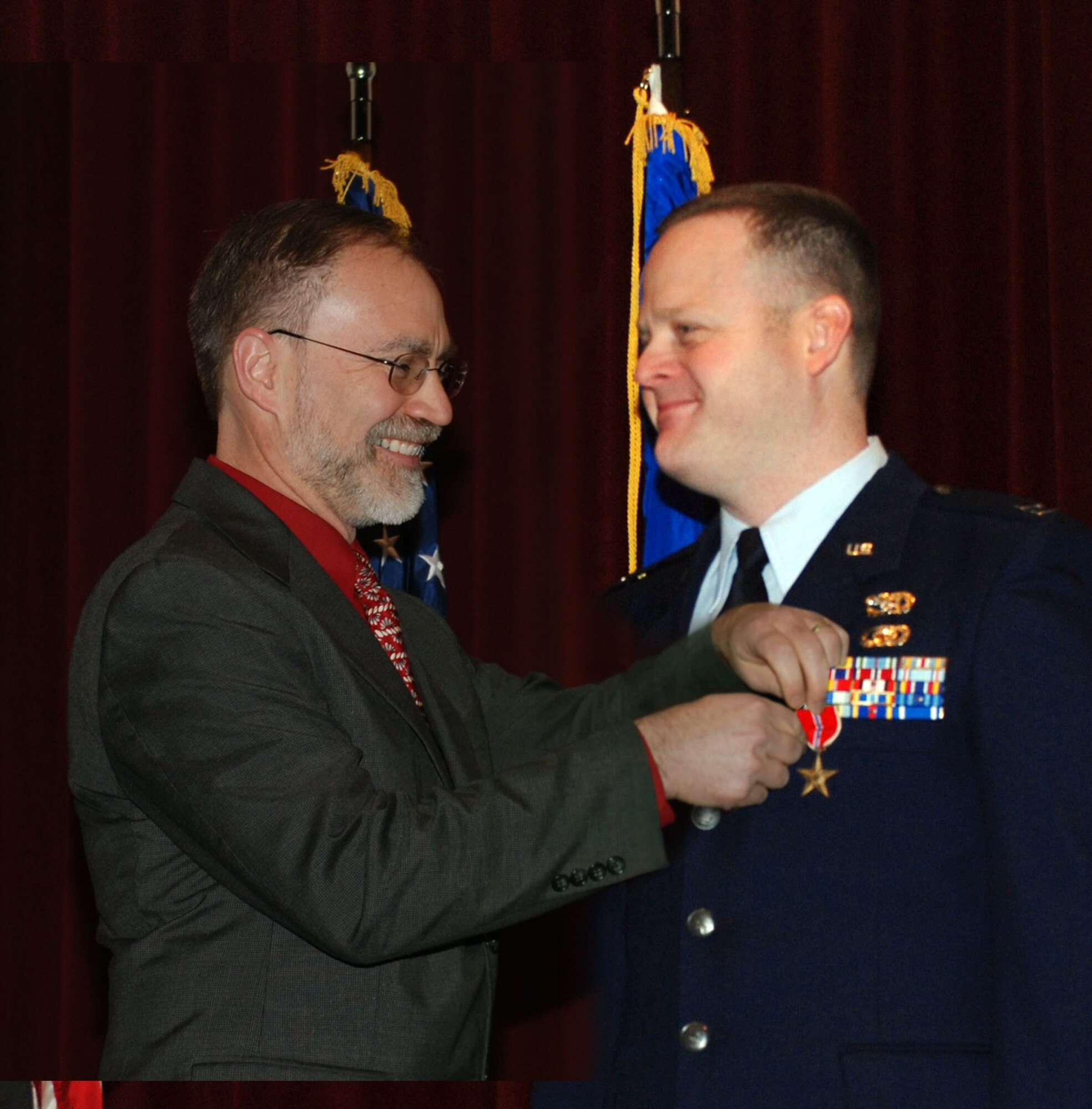 Mr. Thomas Wells, Director, 711th Human Performance Wing, presents the Bronze Star Medal to Capt. Derek Williamson during a Director’s Call meeting at Wright-Patterson Air Force Base, Ohio. (Photo by Chris Gulliford, 711 HPW)