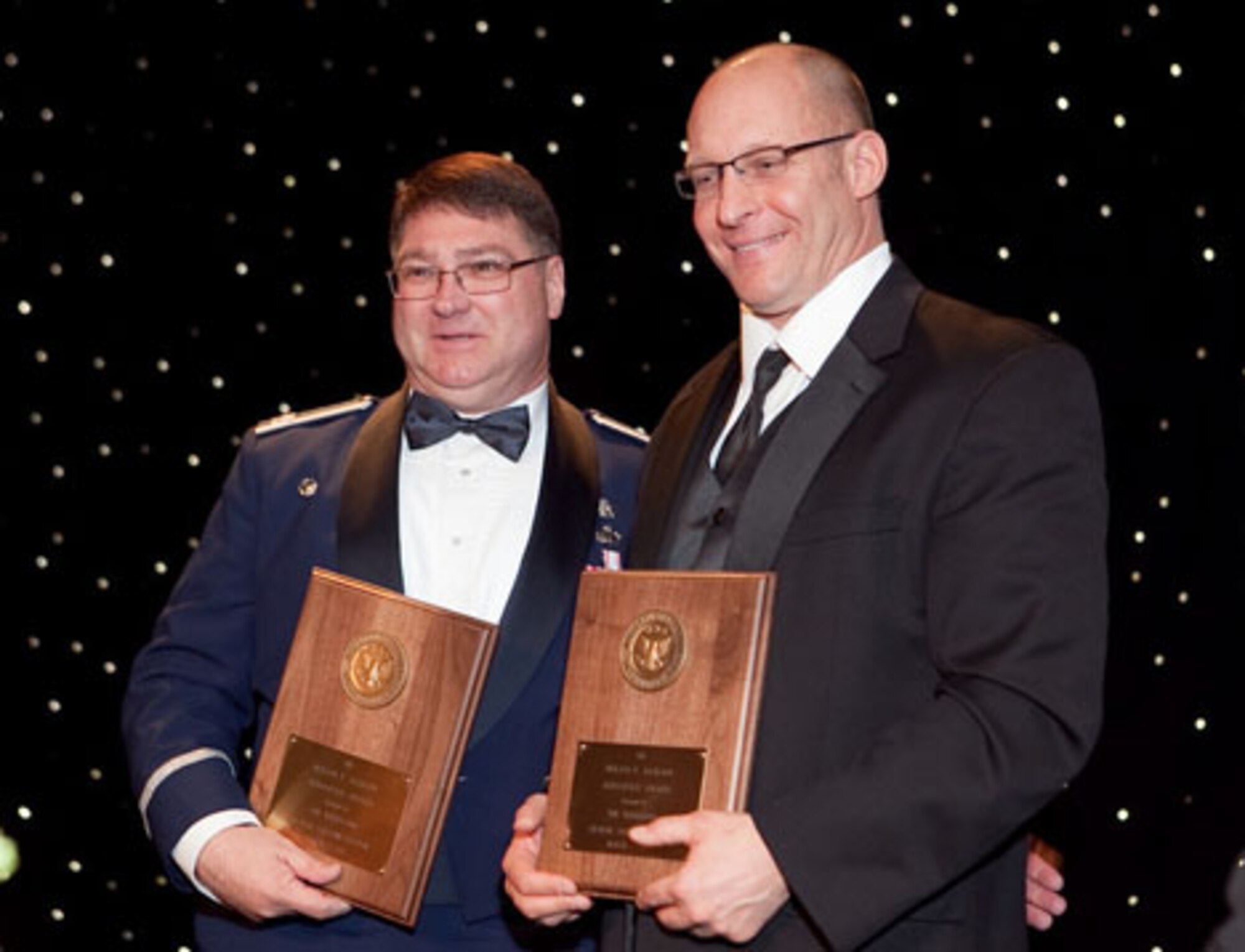 Col. Donald Robbins, Military Satellite Communications Wing, accepts the National Space Club’s Nelson P. Jackson Award for outstanding contributions by the Wideband Global SATCOM System team. The team was cited for outstanding dedication, ingenuity and technical excellence in the design, development and initial operations of the first transformational satellite constellation that provides wideband communications to U.S. and allied forces. The award was presented at the club’s Goddard Dinner in Washington D.C., March 12. (Photo by Chris Burch, used by permission)