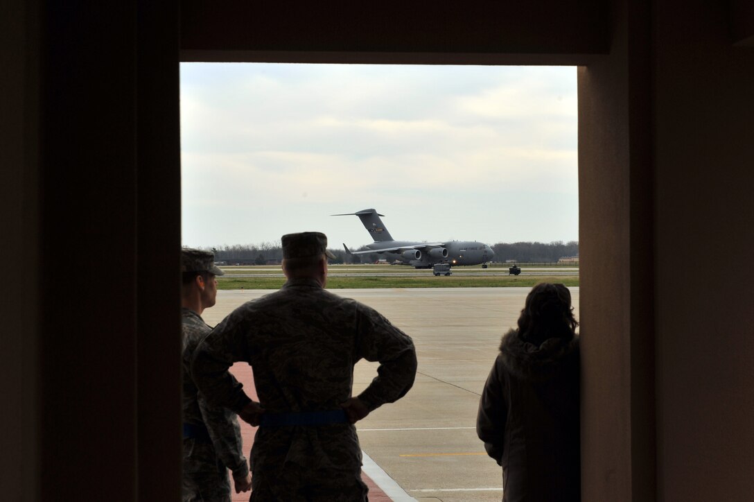SCOTT AIR FORCE BASE, Ill. -- 357th Air Mobility Wing leadership gather for the arrival of their personnel returning from the Volk Field Combat Readiness and Training Center, Wis. March 27, 2010. The 375th AMW is being graded by the Air Mobility Command inspector general to ensure they are able to respond to a global threat and deploy combat ready Airmen at a moment's notice. (U.S. Air Force photo by Senior Airman Teresa M. Jennings)