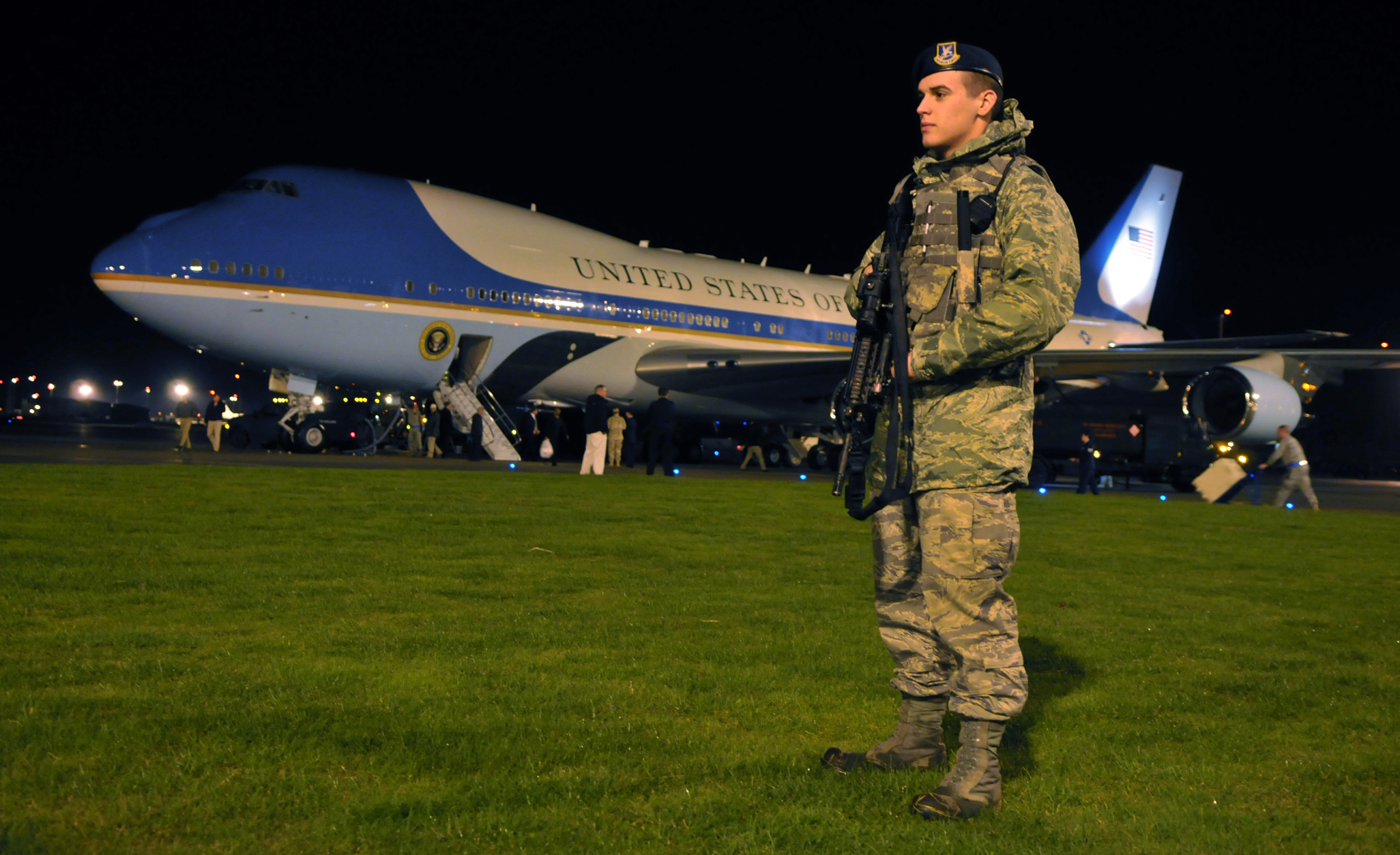 Air Force One stops, refuels at RAF Mildenhall