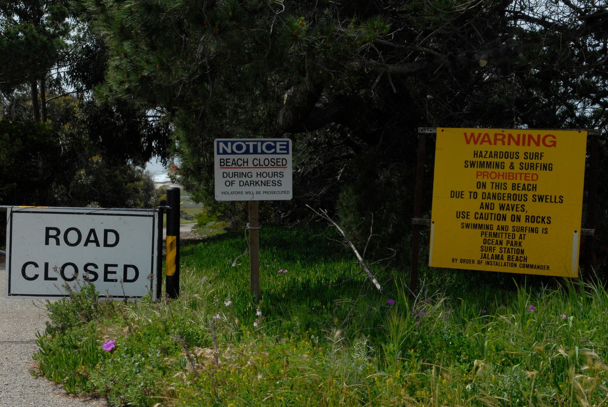 VANDENBERG AIR FORCE BASE, Calif. – Signs on the entrance of Minuteman Beach here indicates the beach’s temporary closure due to recent beach access violations here Tuesday, March 30, 2010. During the Western Snowy Plover nesting season, Minuteman Beach is allowed a maximum of 10 beach access violations. (U.S. Air Force photo/Senior Airman Ashley Reed)