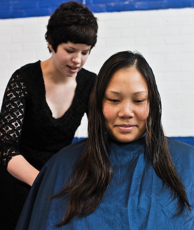 Air Force wife, Cindy Herrod, receives a free hair cut from Lowry Beall, a Stella Nova beauty salon hair stylist March 27, 2010, at Armory Park in North Charleston, S.C. Stella Nova hair and makeup artists pampered military wives as part of “Makeovers for Military Wives,” an event hosted by The Look for Success non-profit group. (U.S. Navy photo/Mass Communicator 3rd Class Juan Pinalez)