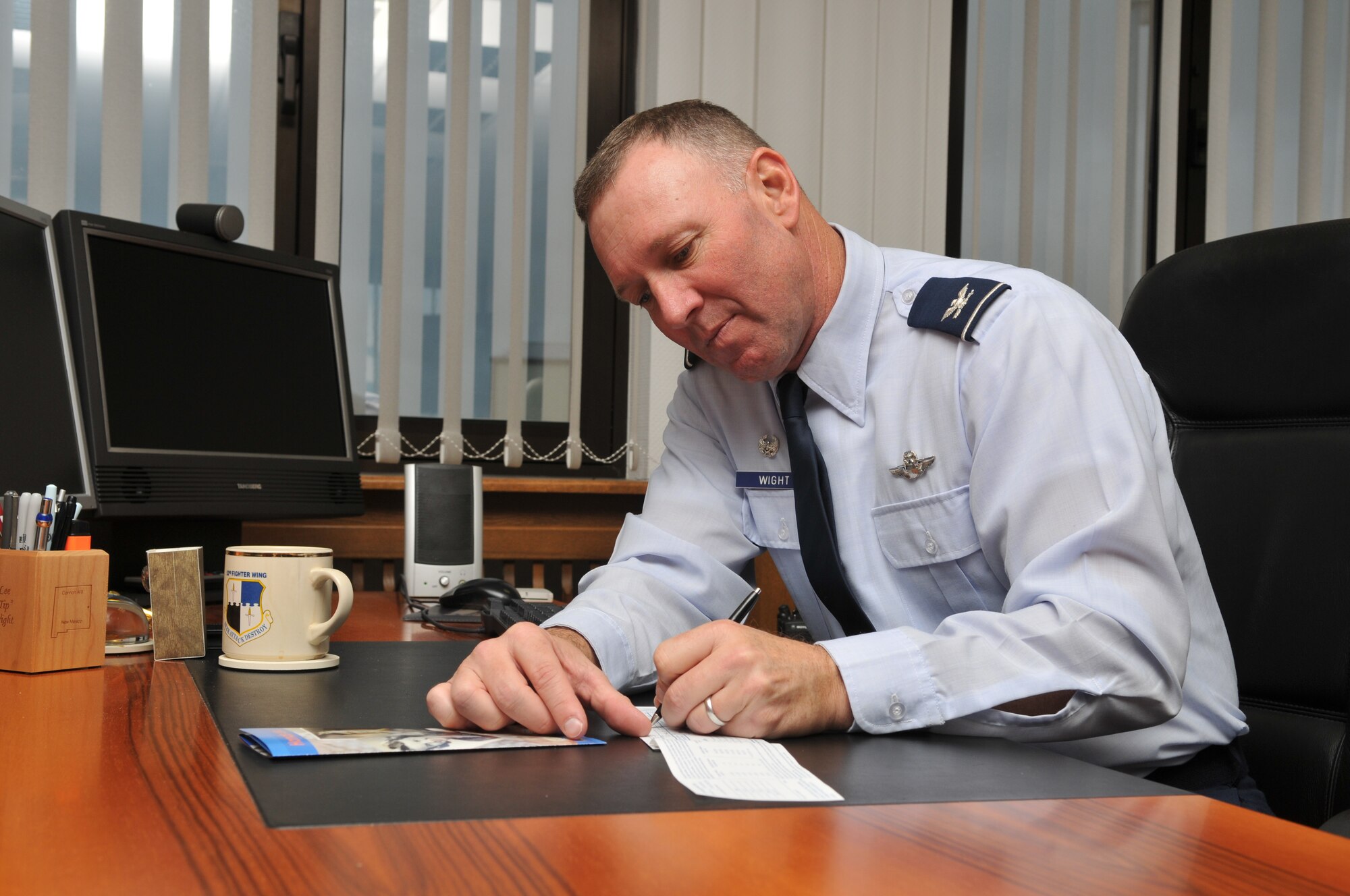 SPANGDAHLEM AIR BASE, Germany – Col. Tip Wight, 52nd Fighter Wing commander, donates money to the Air Force Assistance Fund March 26. The AFAF provides financial assistance to eligible active duty, guard and reserve Airmen, their dependents, and retirees. The 2010 AFAF campaign began March 29 and continues until May 7. (U.S. Air Force photo/Airman 1st Class Nick Wilson)
