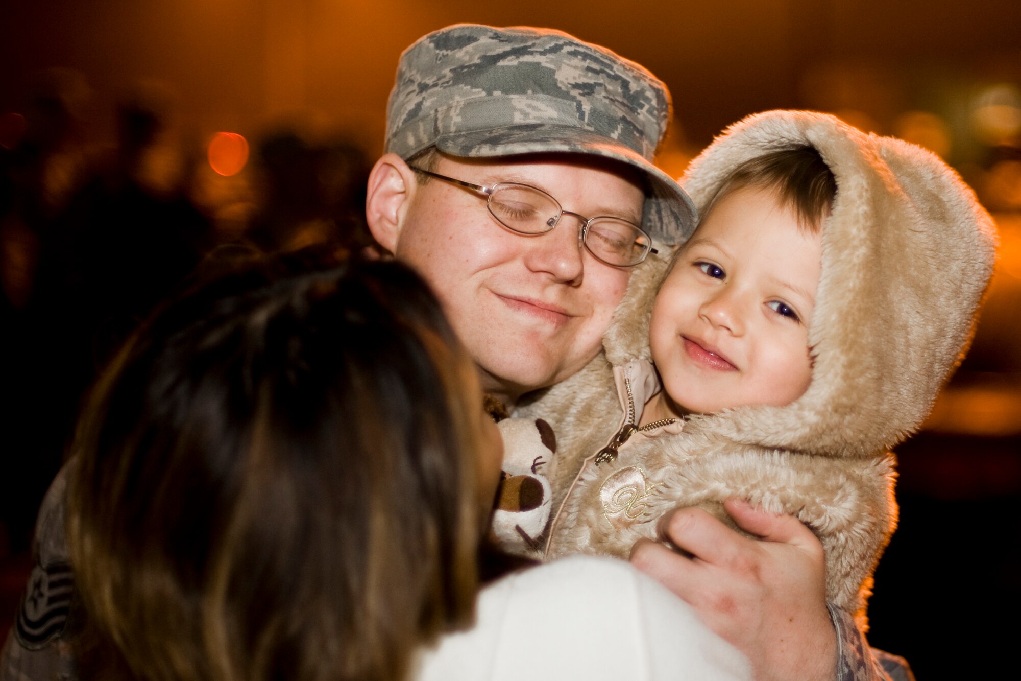 MISAWA AIR BASE, Japan -- Tech. Sgt. Michael Nelson, 35th Aircraft Maintenance Squadron crew chief, shares final moments with his wife, Lala, and daughter, Thea, May 5 outside of Hangar 949. Sergeant Nelson, along with members of his unit, will support the 14th Fighter Squadron while deployed to the Republic of Korea. (U.S. Air Force photo/Senior Airman Jamal D. Sutter)