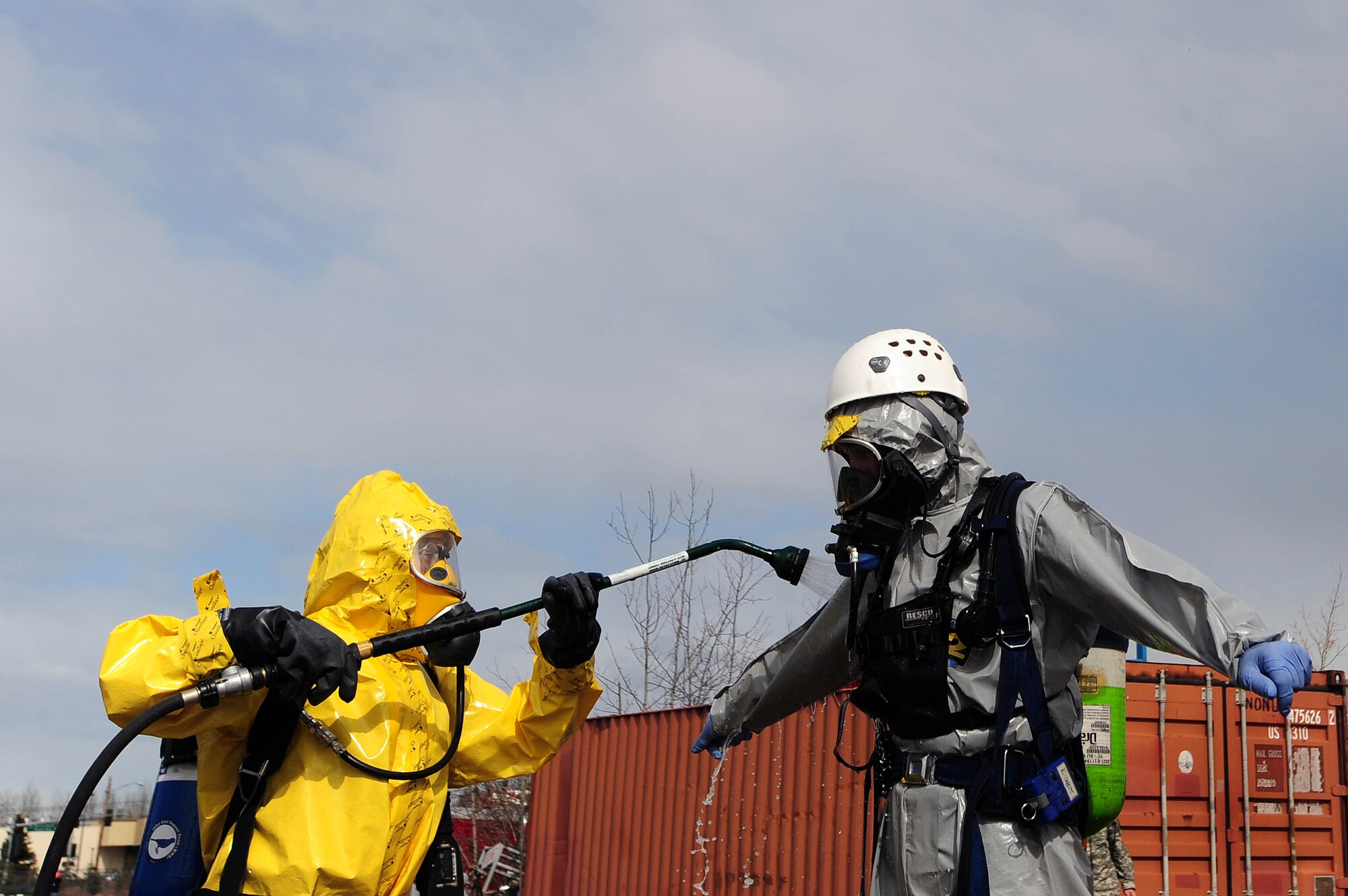 A member of the 103rd Civil Support Team (Weapons of Mass Destruction), left, decontaminates a local first responder after responding to a simulated chemical spill as part of the training scenario of exercise Vigilant Guard in Anchorage, Alaska, Monday, April 26, 2010. Vigilant Guard is an annual, disaster-based training scenario that tests the coordination of National Guard units with local, state, regional, and national disaster preparedness organizations. (U.S. Army photo by Sgt. 1st Class Jon
Soucy)(Released)