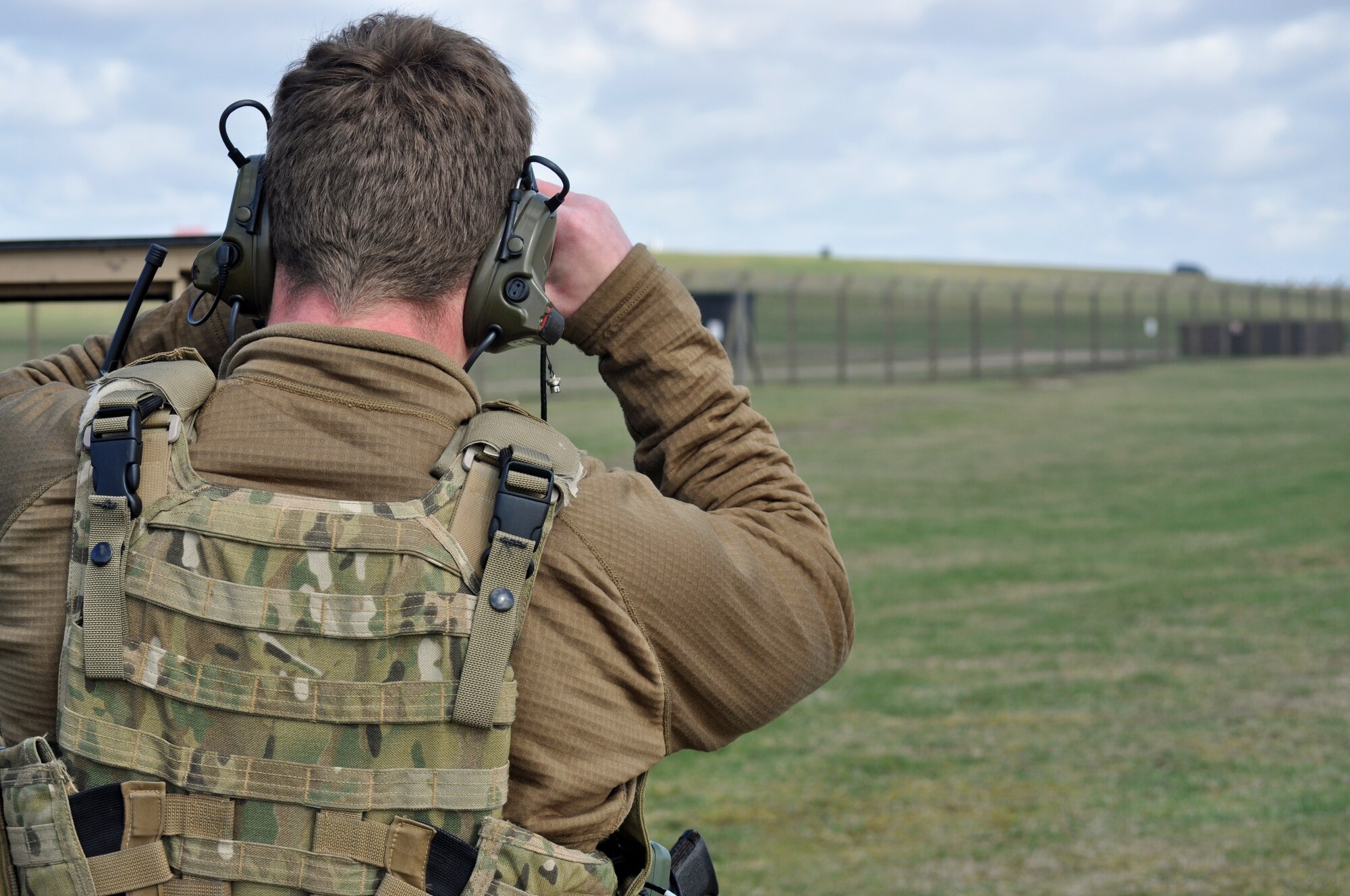 RAF MILDENHALL – A 321st Special Tactics Squadron combat controller uses binoculars to observe “suspicious activity” during a convoy and close air support training exercise held recently at RAF Lakenheath.  The 321st STS worked with the 492nd Fighter Squadron, RAF Lakenheath, on achieving combat mission readiness.  They developed a realistic scenario involving a direct-action hit and the bombing of a vehicle-borne improvised explosive device.  (U. S. Air Force photo by Tech. Sgt. Marelise Wood) 