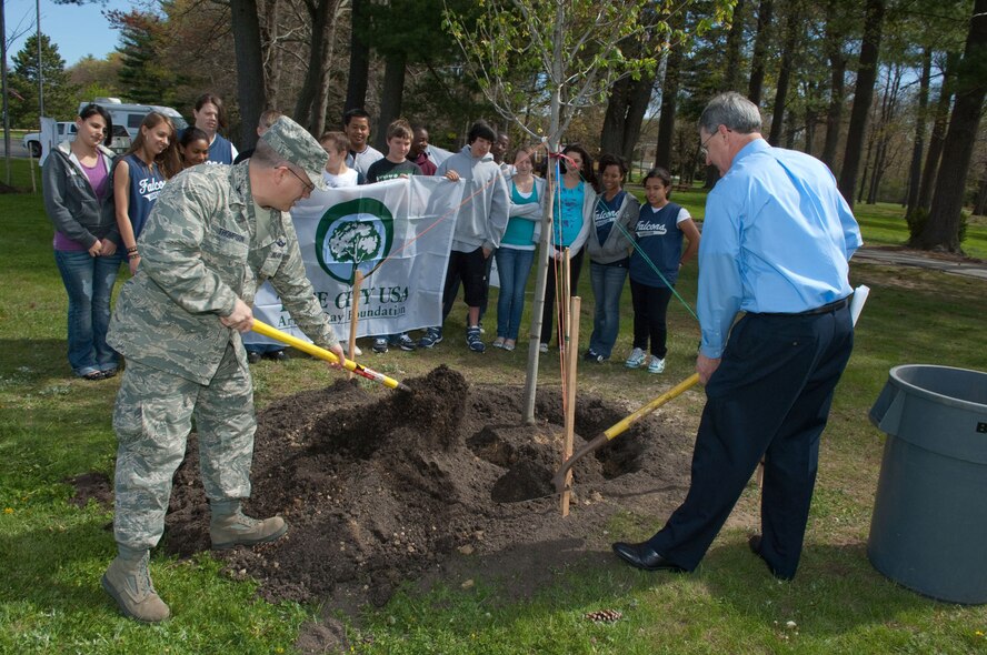 HANSCOM AIR FORCE BASE, Mass. – Col. Charles F. Thompson (l), 66th Air Base Wing commander, and Chris Perkins, base civil engineer, along with students from Hanscom Middle School participate in a tree planting ceremony in honor of Arbor Day. This is the 23rd consecutive year the base has celebrated Arbor Day by planting a tree. (U.S. Air Force photo by Rick Berry)