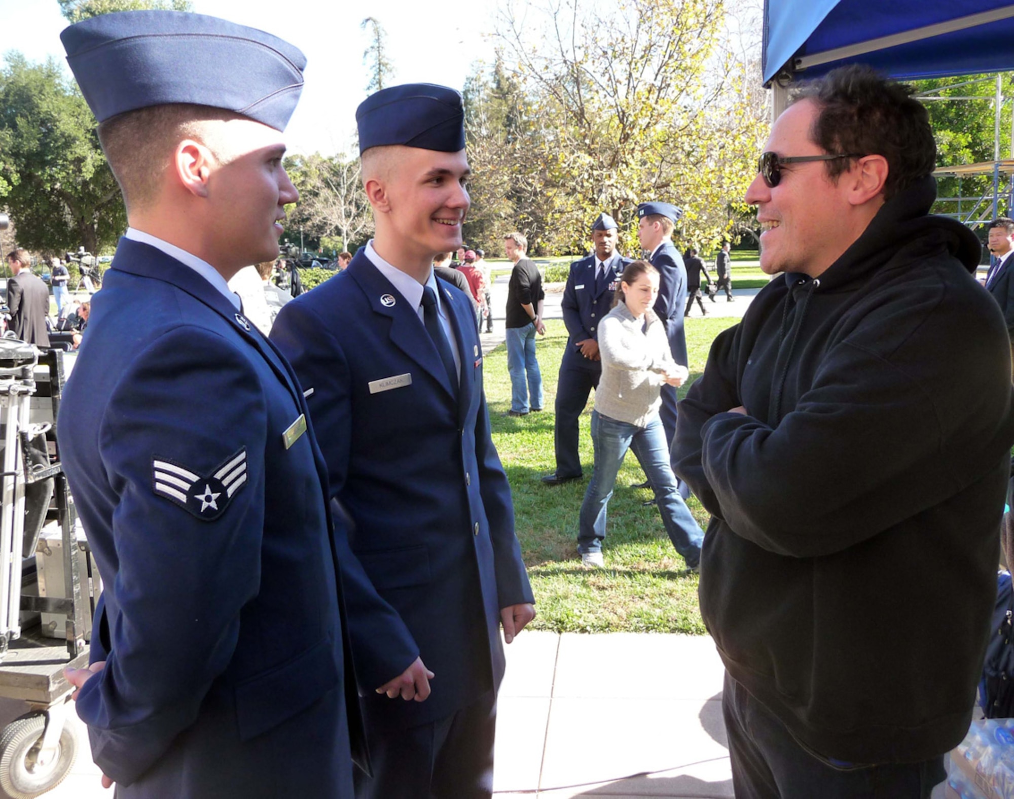 Iron Man 2 Director Jon Favreau talks to Airmen from Los Angeles AFB during a break in filming. More than 20 people from the base were featured as extras in a scene where Robert Downey Jr’s Tony Stark character and Don Cheadle’s Lt. Col. James “Rhodey” Rhodes character receive medals. (Air Force Entertainment Courtesy Photo) 